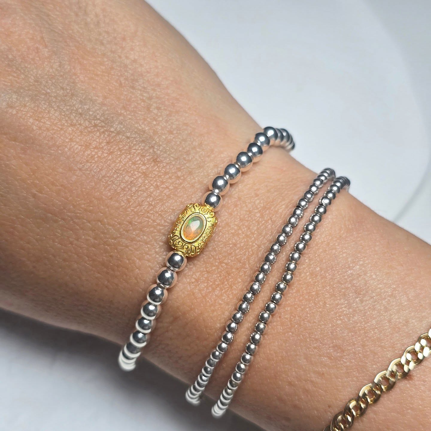 Christelle ✨️
Armband mit edlem Opal - Edelstein in vergoldeter ornamentaler Fassung. Das stilvolle Design verbindet schlichte Eleganz mit einem luxuriösen Akzent – perfekt für besondere Anlässe oder als zeitloser Alltagsbegleiter.
Material: Sterling Silber 925
Typ: Stretch Armband
Grösse: 17 cm
Edelstein: Opalstein
Anhänger: 14 Karat vergoldet
Durchmesser Silberkugeln: 4 mm
🔮 Wirkung des Opals
Der Opalstein gilt als Stein der Kreativität, Lebensfreude und Liebe. Er soll die Intuition stärken, Gefühle bewusst machen und innere Blockaden lösen. Körperlich wird ihm eine reinigende und stärkende Wirkung nachgesagt, besonders für Stoffwechsel, Immunsystem und Augen. Spirituell wird er mit dem Herzchakra und Solarplexus verbunden, fördert Schutz vor negativen Energien und bringt Harmonie und Energiefluss.
#machic #sterlingsilver #armband #turmalin #14k #quality #handmadejewelry
#Schmuck #Schmuckliebe #Schmuckdesign #HandgemachterSchmuck #Luxusschmuck #Schmuckstücke #Silberschmuck #Goldschmuck #Edelsteinschmuck #Unikatschmuck #HandmadeJewelry #OpalSchmuck #TurmalinSchmuck #GranatSchmuck #edelsteine