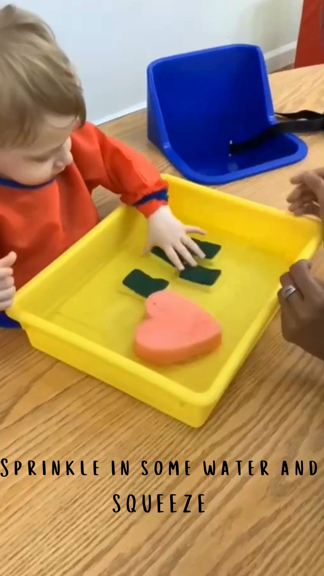 ✨Sensory fun in action!✨
Our little ones are exploring with soft, squishy sponges today 🧽👶. Squeezing, squishing, and watching the water drip helps build fine motor skills, hand strength, and cause-and-effect learning—all while keeping playtime engaging and soothing. 💦💛
.
.
.
.
.
#infantplay #sensoryexploration #littlehandsbiglearning #earlychildhoodfun #mosaicearlychildhood