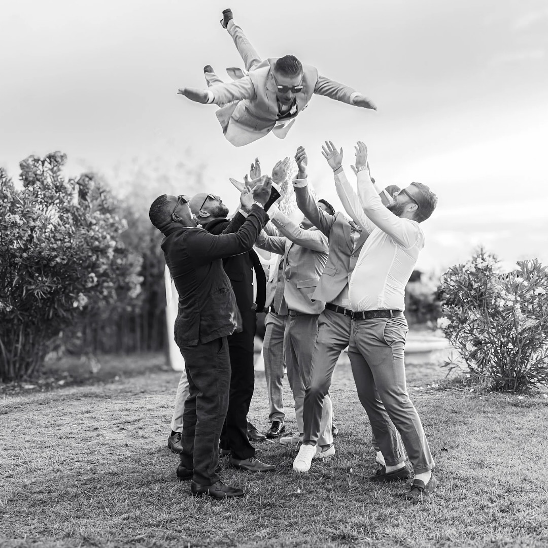 Parce qu’un mariage, ce n’est pas seulement deux personnes qui s’unissent…
C’est aussi une équipe entière qui rit, qui porte, qui célèbre ensemble 🤍🥂
Les portées de mariés, c’est toujours quelque chose… un symbole de joie, de force et d’unité ✨
📸 @elle_photographe by @cruz_prod13
#WeddingVibes #TeamMarié #MomentsMagiques #SouvenirsInoubliables #CelebrationTime#masdesaureliens#MariageEnProvence#Mariage2026