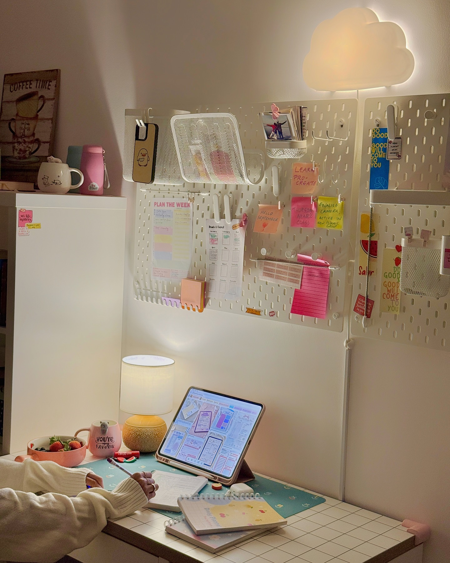 Cozy corners + clear plans = happy mind 💭
.
.
.
.
.
#CozyWorkspace #PlannerLove #OrganizedMind #DeskInspo #DailyPlanning #StationeryAddict #StudyAesthetic #PlanWithMe #WorkSpaceVibes