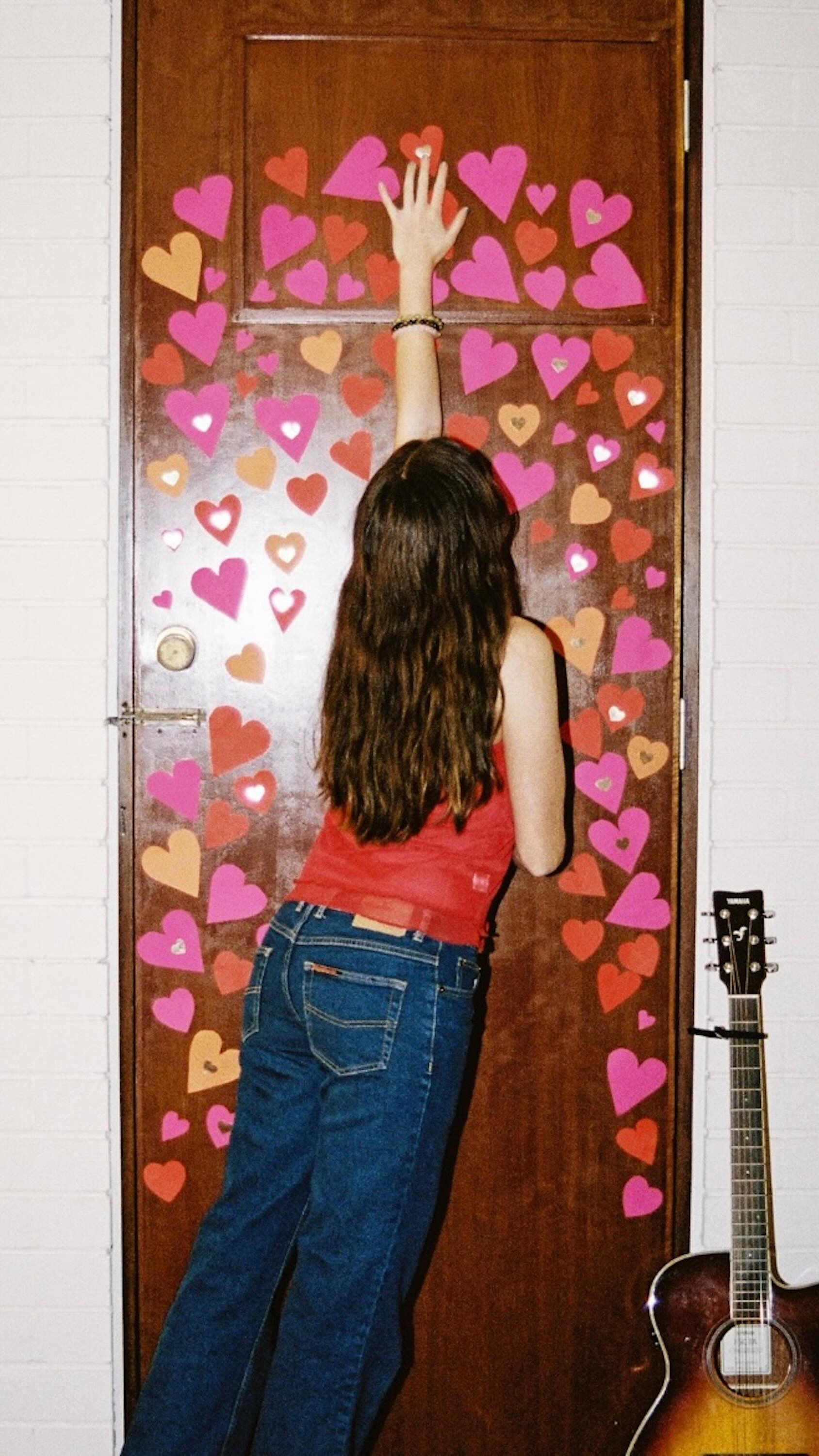 There’s a cold clarity that rises when love no longer disguises itself as something kind. On ‘Cold Water’s Warm’, indie folk singer-songwriter @__sophielilahhh stands at the edge of that realisation, drenched in ache, reckoning with the truth, and laying another stone on the path toward ‘Busy Being in Love’, her debut album arriving Friday, October 17.
Chatting to @pipinandtheducks about finding your sound, songwriting and piecing together an album — this chat is not to be missed ✨