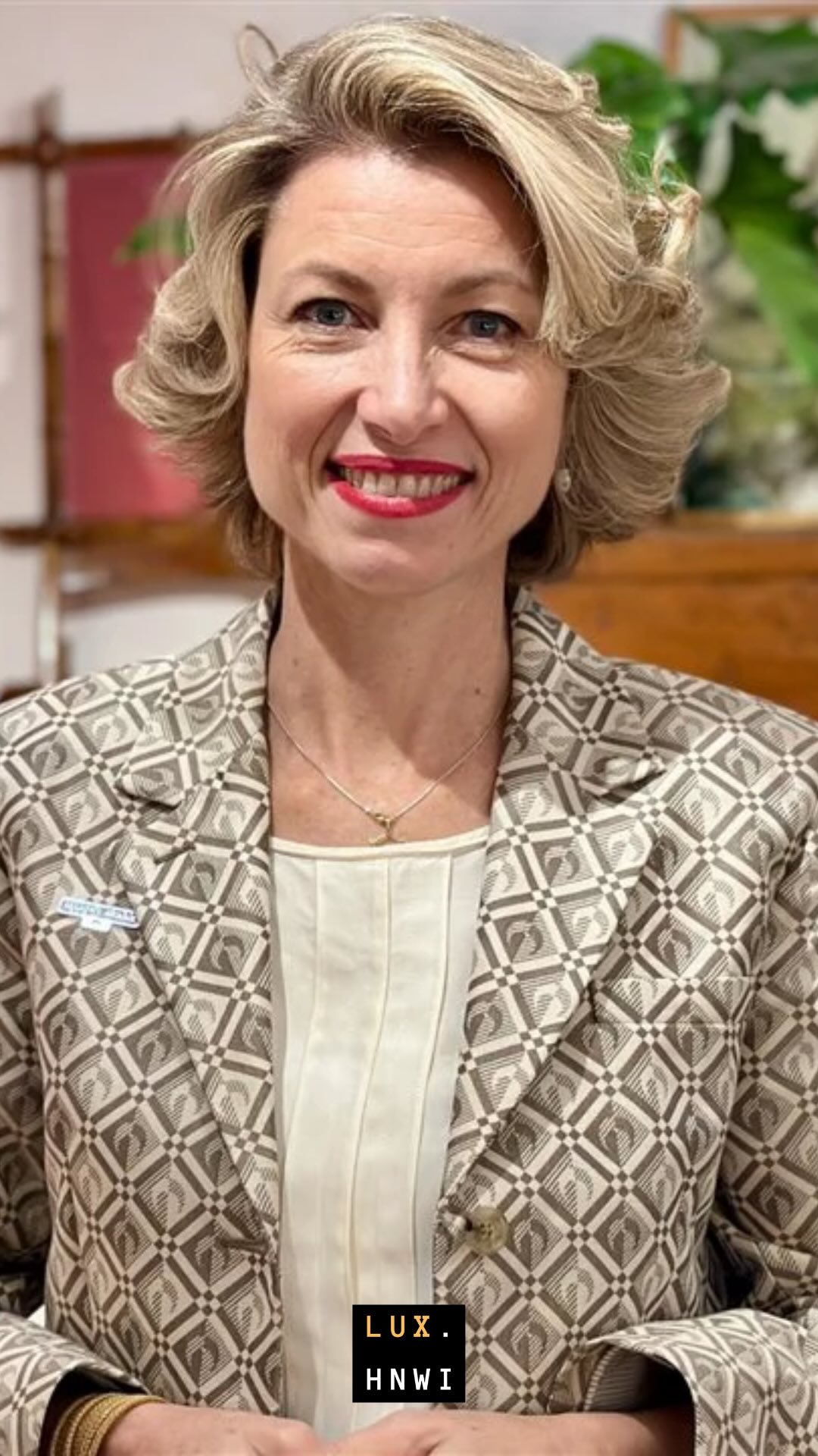 Ontem o Rosewood recebeu o coquetel de abertura da 5ª edição do France Excellence, um encontro que traduz o savoir-faire francês ao Brasil sob o tema “Aux Sources de l’Inspiration” — e que já nasce como palco de diálogo entre arte, gastronomia, turismo e inovação.
O que vimos:
• Um coquetel elegante reunindo fornecedores franceses e o trade brasileiro no coração de São Paulo.
• Programação focada em cultura, enogastronomia e tecnologia aplicada ao luxo — inclusive debates sobre IA e a visão de players globais do setor.
• Presença de especialistas (entre eles sommelier e nomes do art de vivre), rodadas de negócios e oportunidades reais de parceria entre França e Brasil.
Por que importa:
Porque eventos como este não são só network — são plataformas de narrativa que conectam marcas, curadoria e experiência. Para o mercado de luxo e o turismo premium, são janelas para importar inspiração — e exportar oportunidades.
🎥 No vídeo: trechos do coquetel, detalhes do Rosewood e momentos que mostram como a França vem redesenhando o diálogo com o Brasil, em estilo, serviço e inovação.
Foto capa: PANROTAS / Beatrice Teizen
#FranceExcellence #RosewoodSP #Luxo #ArtDeVivre #Gastronomia #TurismoDeLuxo #Inovação #FranceBrazil #LuxHNWI #MercadodeLuxo