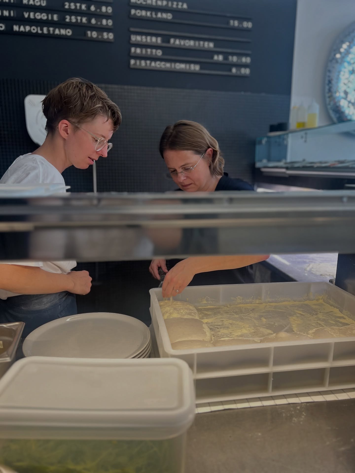 Another wonderful workshop with Sino in German. 🍕 🇦🇹
#scuolavolante #pizzaschool #pizza #thepizzaguy #discovolante #prontovolante #wien #vienna #pizzaworkshop #pizzaworkshops #foodie #pizzalovers #cookingschool #pizzatime #pizzaexperience #neapolitanpizza #authenticpizza #homemadepizza #createandbake #fromscratchwithlove