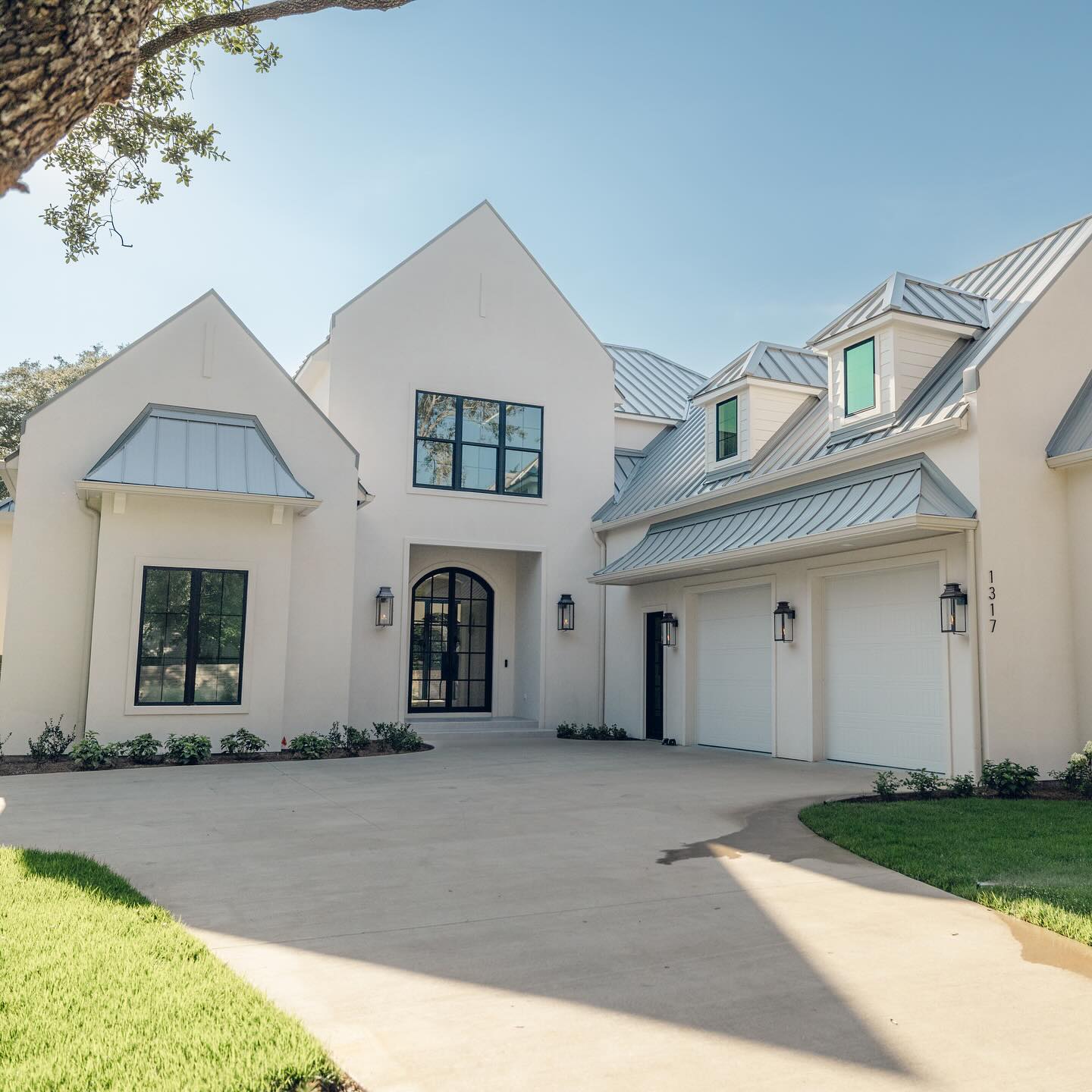 🏡Grand Reserve
The execution of this house is extremely special to us. We are beyond grateful to have worked with such an amazing family to bring this vision to life! You may see more of this custom for something very exciting coming soon🙌🏼
Builder: @homewoodconstructionllc
Photos: @nathancrosslandphotography
Details:
4800 SF Living, 5800 SF Under Roof
4 Bed, 4.5 Bath, Gym
12 FT ceilings
2 Laundry Rooms
Sunroom off Primary Suite
#newconstructionhomes #homeinteriors #homedesign #homestyle #homeinspiration #newbuilds #floridahome #floridaliving #design #kitchen #stairdesign #bathroom #bathroomdesign #exterior