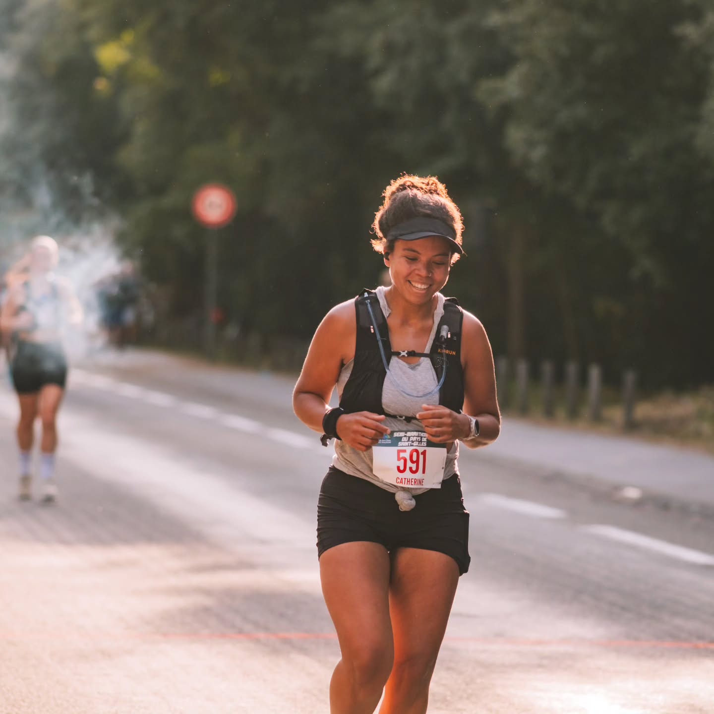 J’me marre.
Aujourd’hui ça me fait sourire de courir.
À l’école c’était autre chose...
Faire des sprints c’était presque facile, mais être endurante c’était une autre histoire.🏃♀️
Les temps changent et mon esprit avec.
Aujourd’hui, ça me fait sourire de me dire que j’avance bien moins vite mais que j’essaye toujours d’aller plus loin.
Je le savais dès que j’ai commencé à écrire les premières lignes de ce "petit projet" de pâtisserie ambulante que la route serait longue... C’est de l’ultra trail avec option course d’obstacles.
Parfois je trébuche, mais l’idée c’est de ne pas perdre le rythme et de garder le sourire même quand c’est dur.
Il y a des moments où je pense à abandonner, mais je préfère prendre le temps de respirer plutôt que de reculer.
Tu l’as vu passer ma métaphore filée ? 😜
J’étais et je resterai une littéraire, tu sais.
📸 : Merci au photographe du Semi-Matathon de Saint Gilles et au mec beaucoup trop chaud qui m’encourageait comme si j’étais Marie-José Pérec 😅
.
.
.
.
#RunningMotivation #RunForLife #Entrepreneuse #BusinessMindset #GirlBoss #EntrepreneurLife #Endurance #PetitsPasGrandResultat #InspirationDuJour #NeverGiveUp #MotivationQuotidienne