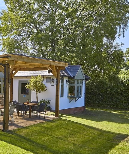A summer throwback to this ‘mix and match’ furniture scheme for this gorgeous country pub garden. Working with the design team, a mix of traditional hardwood tables with rope and rattan chairs were chosen in neutral colours to complement the lush greenery surrounding the pergola.
#commercialfurniture #contractfurniture #hardwoodfurniture #ropefurniture #weavefurniture #hospitalitydesign #pubdesign #pubgarden #outdoorfurniture