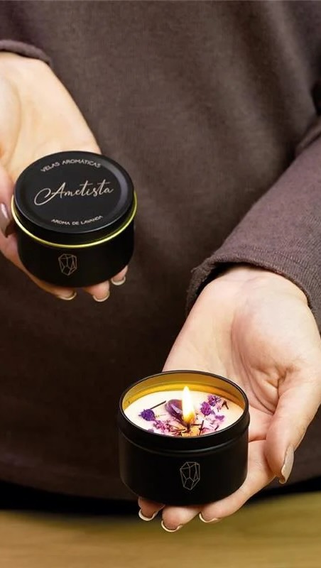 ✨ Luz, aroma e energia em um só detalhe! ✨
Velas aromáticas com pedras naturais para transformar o ambiente e elevar sua vibração. 💎🕯️
🌿 Quartzo Verde – saúde
💜 Ametista – sabedoria
🖤 Turmalina Negra – proteção
🩷 Quartzo Rosa - amor
Qual dessas energias você escolheria hoje? 💫
👉 Salve esse post para lembrar de acender sua boa energia todos os dias!