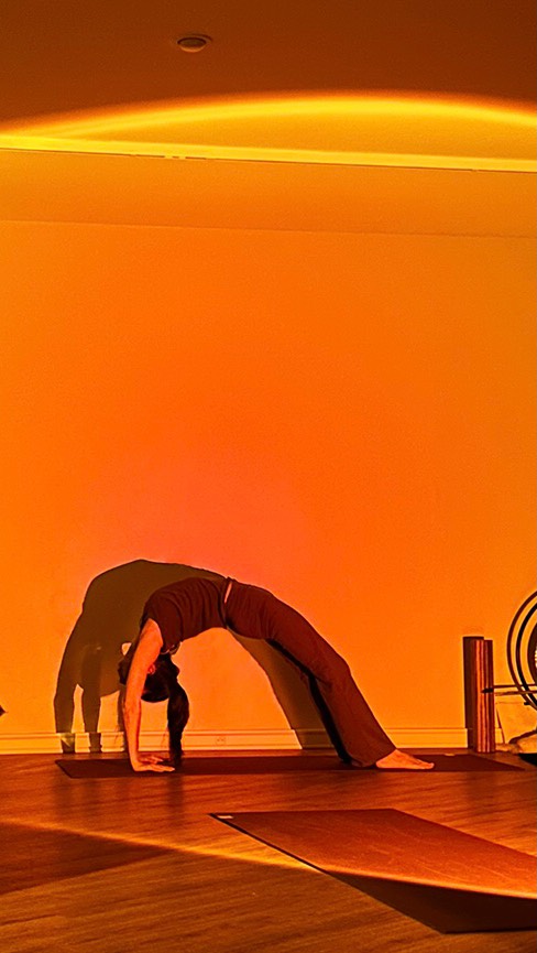 TROUVER LE RYTHME
Dans un monde qui va toujours plus vite, notre corps et notre esprit oublient parfois leur pulsation originelle. Ils se désynchronisent des grands rythmes de la nature : le lever du soleil, le cycle des saisons, le flux et le reflux de notre propre énergie.
Le yoga et la vibration sonore sont des outils merveilleux pour se « ré-accorder ».
À travers le souffle, le mouvement et le son, nous ne faisons pas que pratiquer. Nous nous mettons à l’écoute. Nous apprenons à ralentir, à ressentir, et à nous synchroniser à nouveau avec ce qui est essentiel. C’est une invitation à retrouver votre propre rythme, votre propre nature.
Prêt(e) à vibrer à l’unisson avec le monde ?
➡️ Découvrez nos cours et nos immersions sonores sur www.soundyoga.fr
#Yoga #Vibration #Synchronisation #RythmeNaturel #Nature #BienEtre #Meditation #SoundHealing #LacherPrise #SlowLife #Connexion #YogaCompiegne #soundyogacompiegne #bainsonore #compiegneagglo #compiegne #bainsonoreoise #compiègne #lune #cerveau #neuroscience #synchronicités #yogacompiegne #yogaduson #diapason