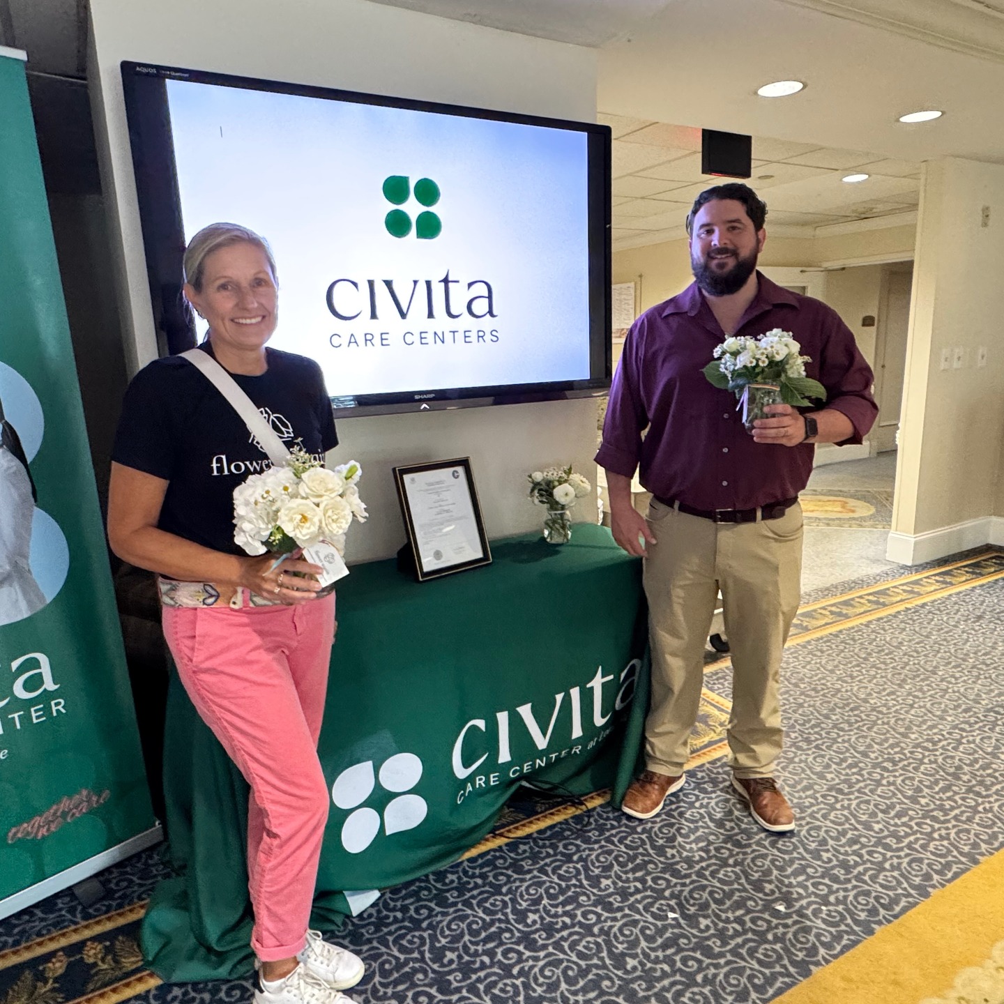 Such sweet white flowers for our friends at Civita Care Center and Malta House this week thanks to the generous donation of florals from Anna and Riley's wedding last weekend. Our volunteers enjoyed repurposing these flowers to bring cheer to those in our community who could continue to enjoy their beauty a bit longer. Thank you 👏 to all that made this possible @spellmana13 @the_lifeofriley @nessmcgovernevents @honeysuckle_roses