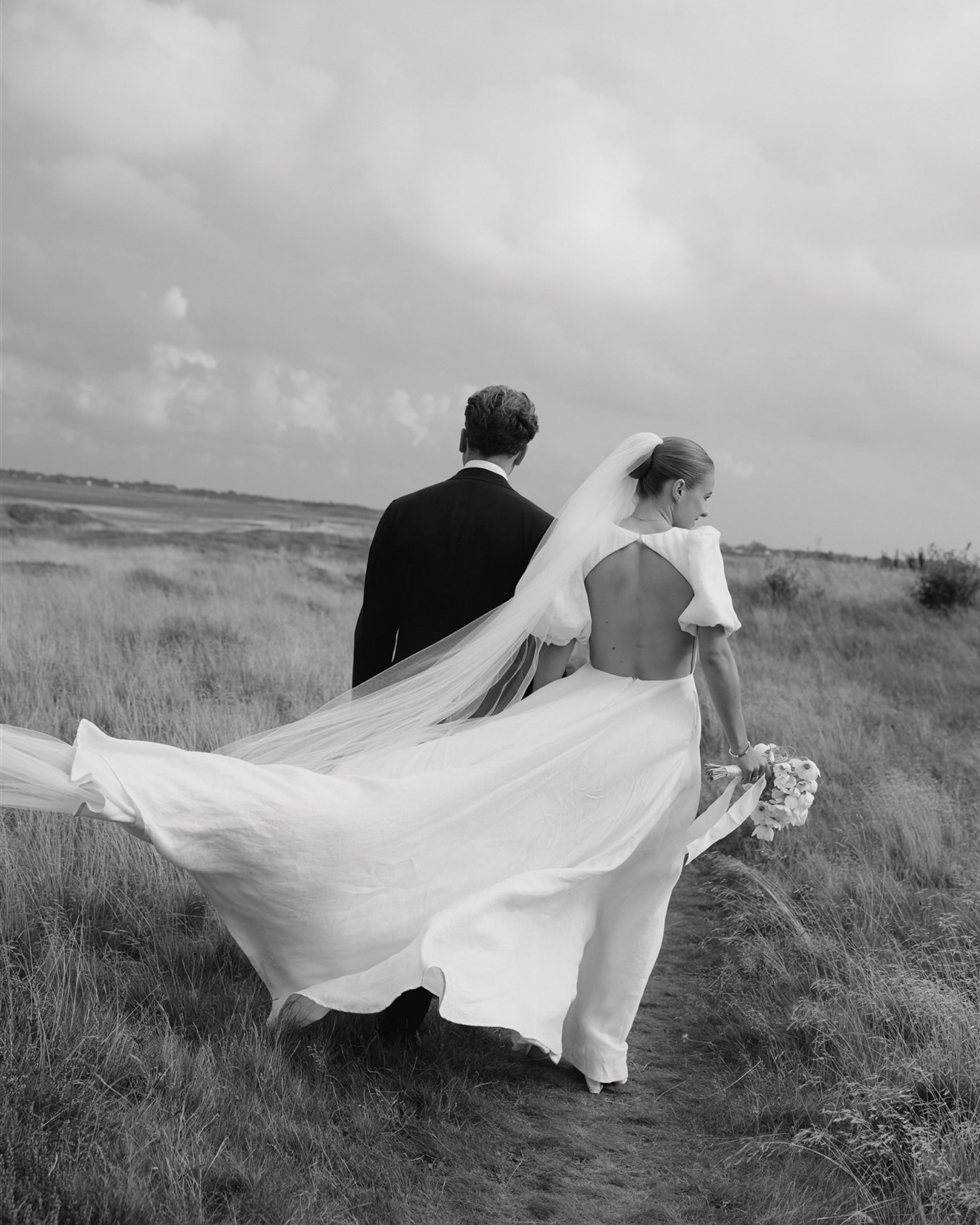 What a magical wedding weekend with K&J on Sylt, it truly felt like a dream. Their energy and love radiated through every moment, touching everyone around them. A celebration we’ll always carry in our hearts 🤍
Venue: @severins_resort_spa
H&M: @twin_scissors_hairmobil
Band: @niteclubband
Flowers: @blumenhansen_sylt