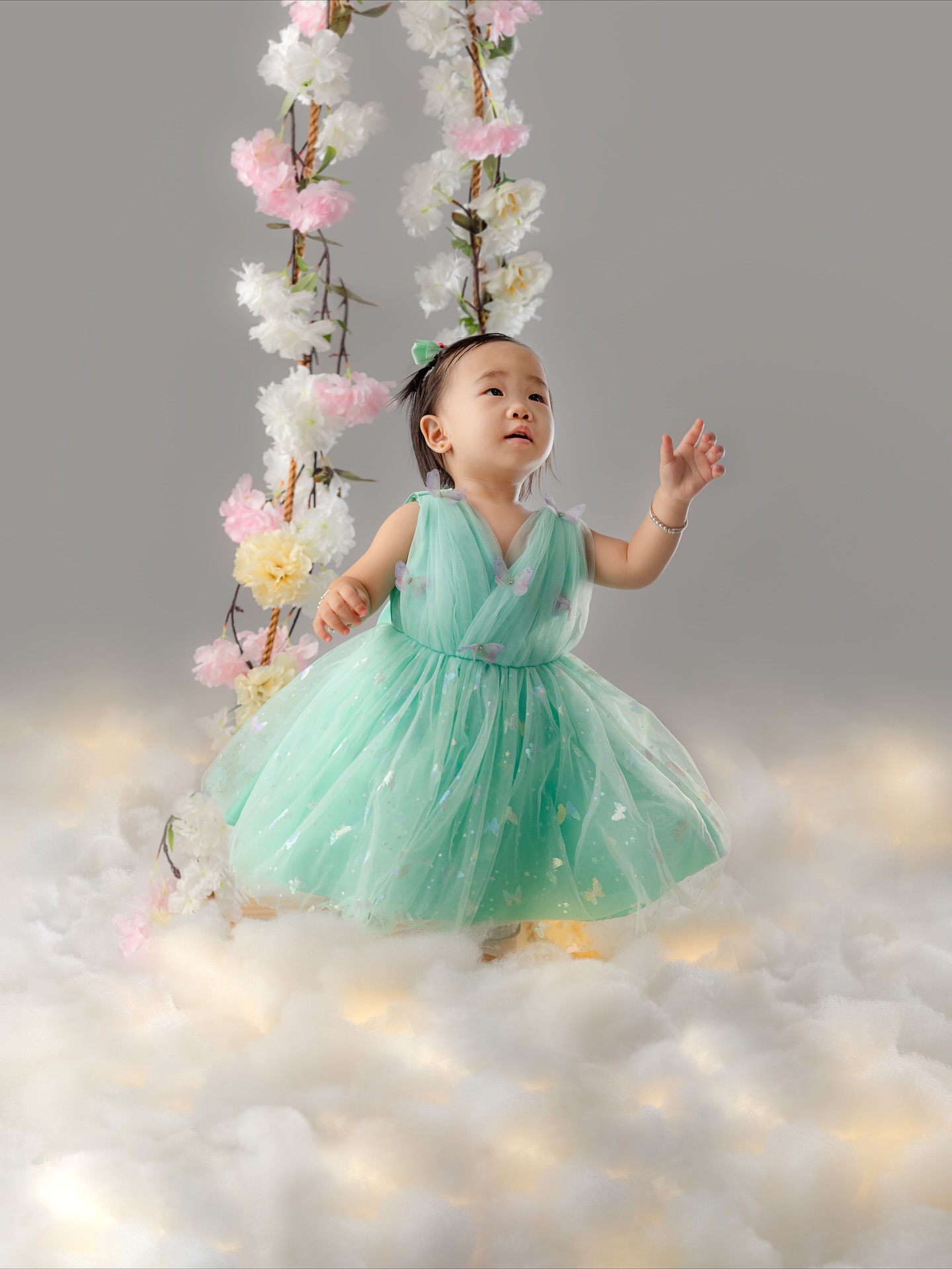 😱 Casi no hacemos estas fotos 😱🫣
Y es que detrás de cada fotito siempre hay una historia… y los papis lo saben mejor que nadie 😅
Al principio Tiana no quería saber nada de las “nubes”, la textura no le convencía y parecía misión imposible 😂. Peeero con un poquito de juego y una galletita salvadora 🤤, todo cambió. Al final tuvimos sonrisas, miraditas hermosas y unas fotos que derriten 🥹💖.
Lo más lindo de mi trabajo siempre será ver cómo cada sesión termina en recuerdos felices y familias que se van con el corazón lleno y el mío también queda así 😍
El primer añito de Tiana entre nubes, flores y globos 🥰💖
Gracias @2_iza_5 por darme nuevamente la oportunidad de fotografiar a tu princesa 🫶🏻
—-
#SesionesInfantiles
#FotografíaDeBebés
#PrimerAñito
#SmashCake
#BabyMilkBath
#FotografíaInfantil
#FotosDeBebés
#panama