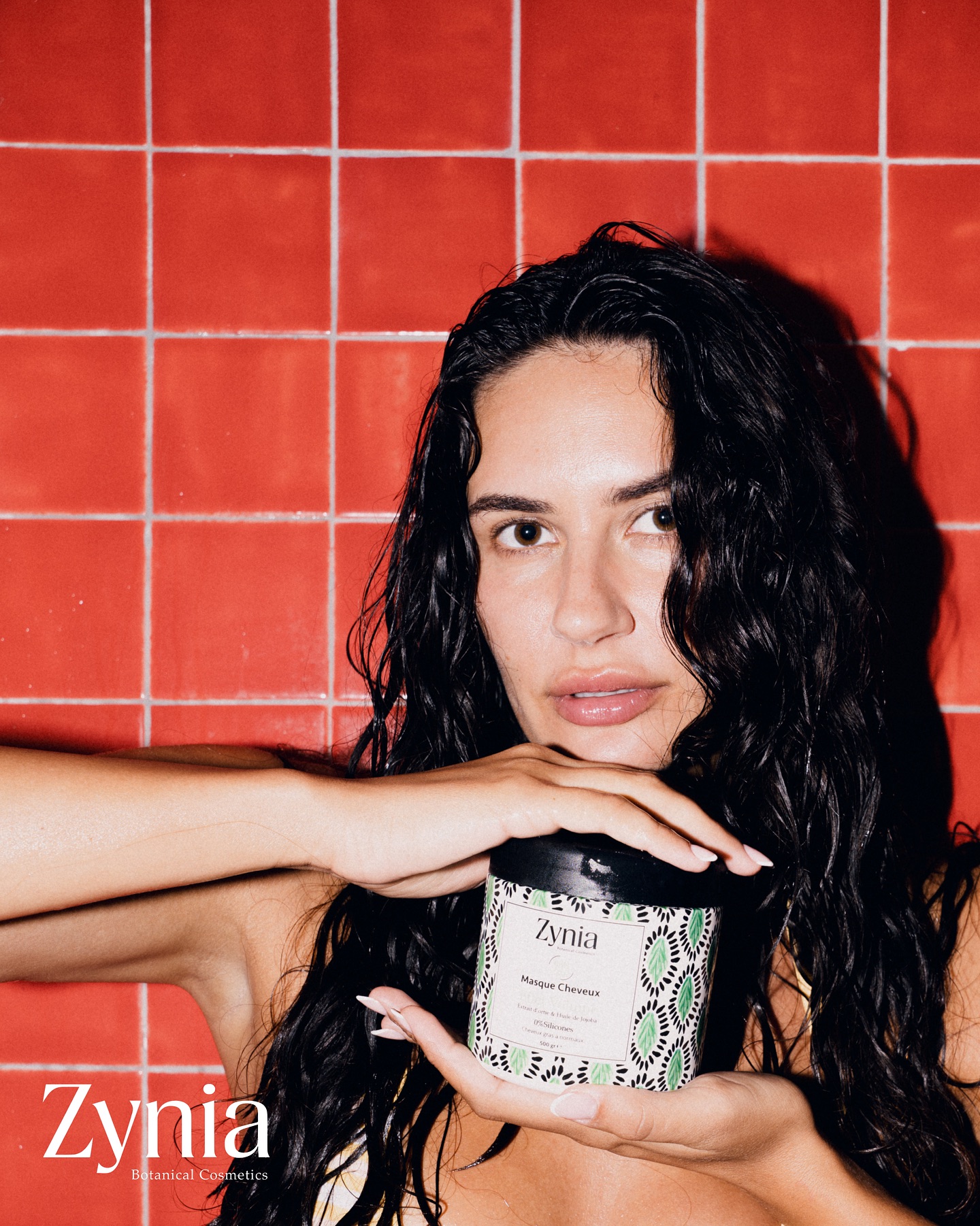 Masque Effet Volume 🌿
Régénère les cheveux en profondeur, sans les alourdir, pour un volume naturel.