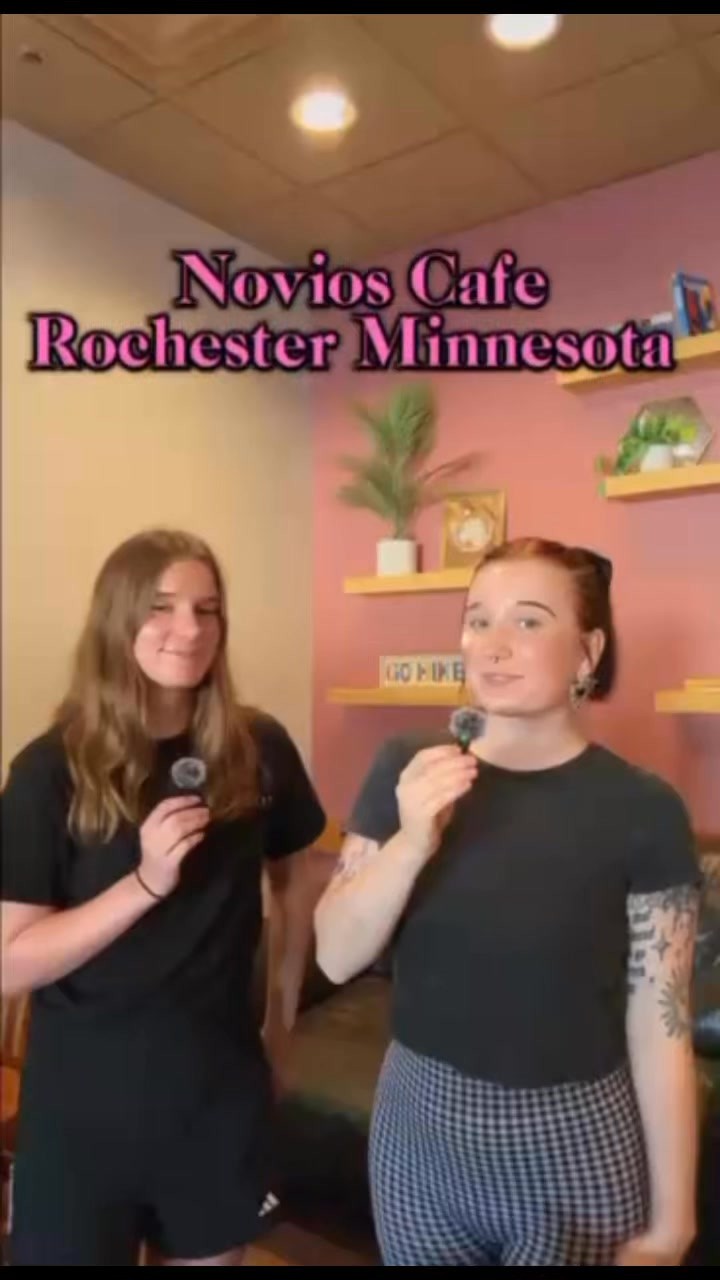 ✨💛Banana is having a moment 💛✨
When we added this drink, we had no idea the reaction it would get. We’re so glad that it has become a fan favorite ☺️💛
Stop in, try a Driving Me Bananas Vida, and say hello to Hailey and Carol!