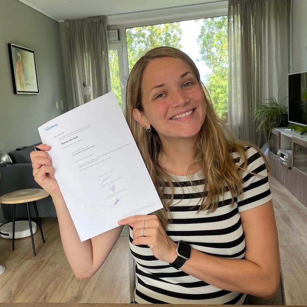 Verloskundige Sanne is afgestudeerd als basis echoscopiste 🎓✨👏🏼 Toppertje!