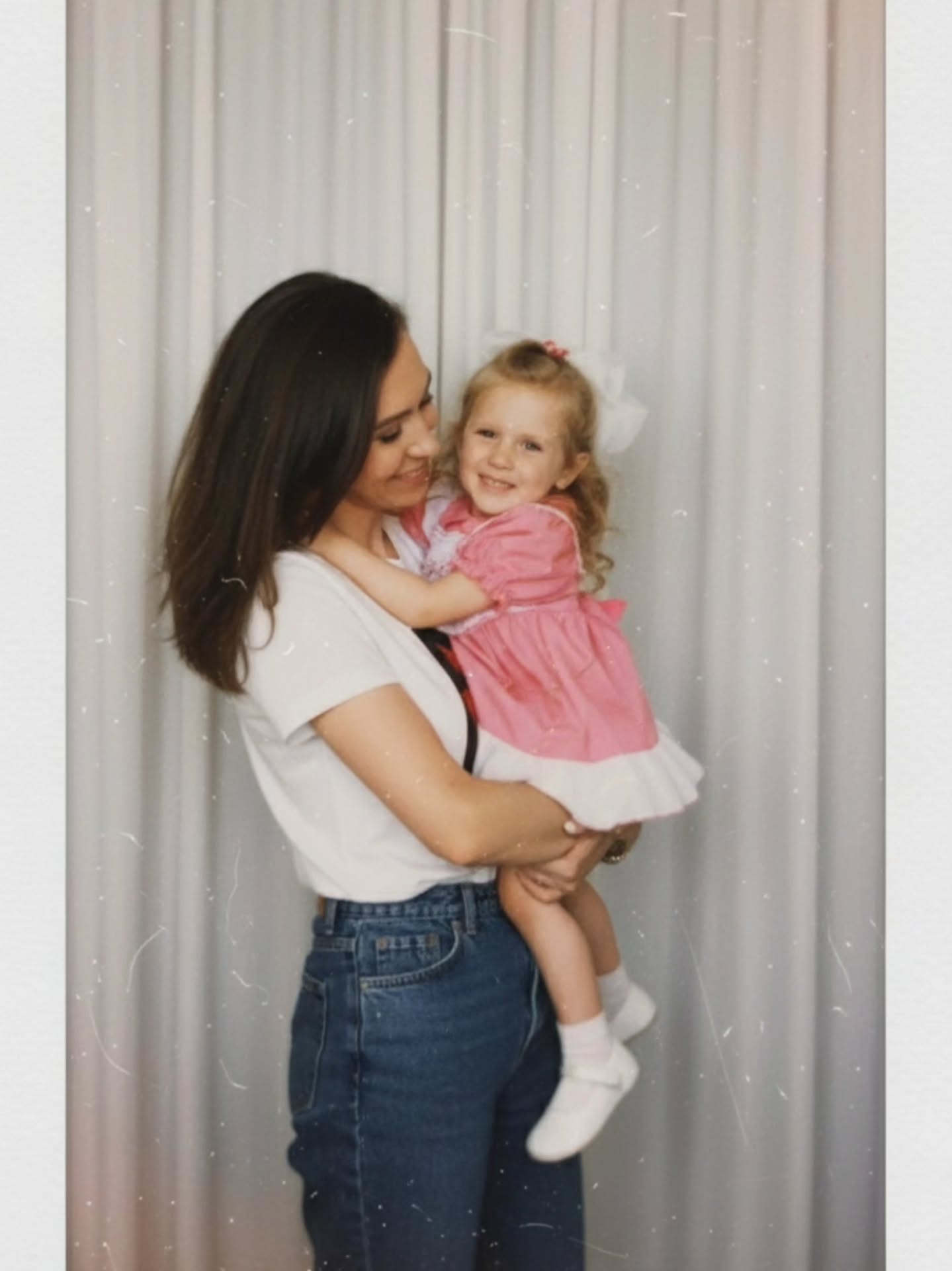 Trendas, kuriame matau prasmę 🤍
Pastaruoju metu socialiniuose tinkluose galime matyti daugybę dirbtinio intelekto sugeneruotų nuotraukų, kuriose vaizduojami žmonės, apkabinę mažuosius save.
Psichoterapijoje dažnai siekiame atkurti ryšį su savo vidiniu vaiku, o štai čia -vizualizacija, kuri gali duoti dar daugiau spalvų ir empatijos sau 😊
Tokia nuotrauka gali būti mums kaip įrankis ir priminimas: tikrasis stiprumas-ne slopinimas, o gebėjimas atsigręžti į savo pažeidžiamą dalį ir jai pasakyti: "aš tavimi pasirūpinsiu. Tu esi saugus."
Kai kitą kartą pajusite norą save kritikuoti, būsite susierzinęs ir prislėgtas, prisiminkite šią nuotrauką arba tiesiog įsivaizduokite kaip apkabinat mažąjį save. Stiprūs jausmai-tai mūsų vidinis vaikas, reaguojantis į mūsų pačių kritiką ar emocinę įtampą. Vietoj kritikos sau apkabinkime tą pažeistą vaiką 🤍
Man pamačius šią, nors ir netikrą, bet jautrią vizualizaciją kilo daugybė šiltų emocijų. Kokie jausmai kyla Jums pagalvojus apie mažąjį save? Ar jau išbandėte šį trendą? 💫
#psichoterapija #sveikasSuaugęs