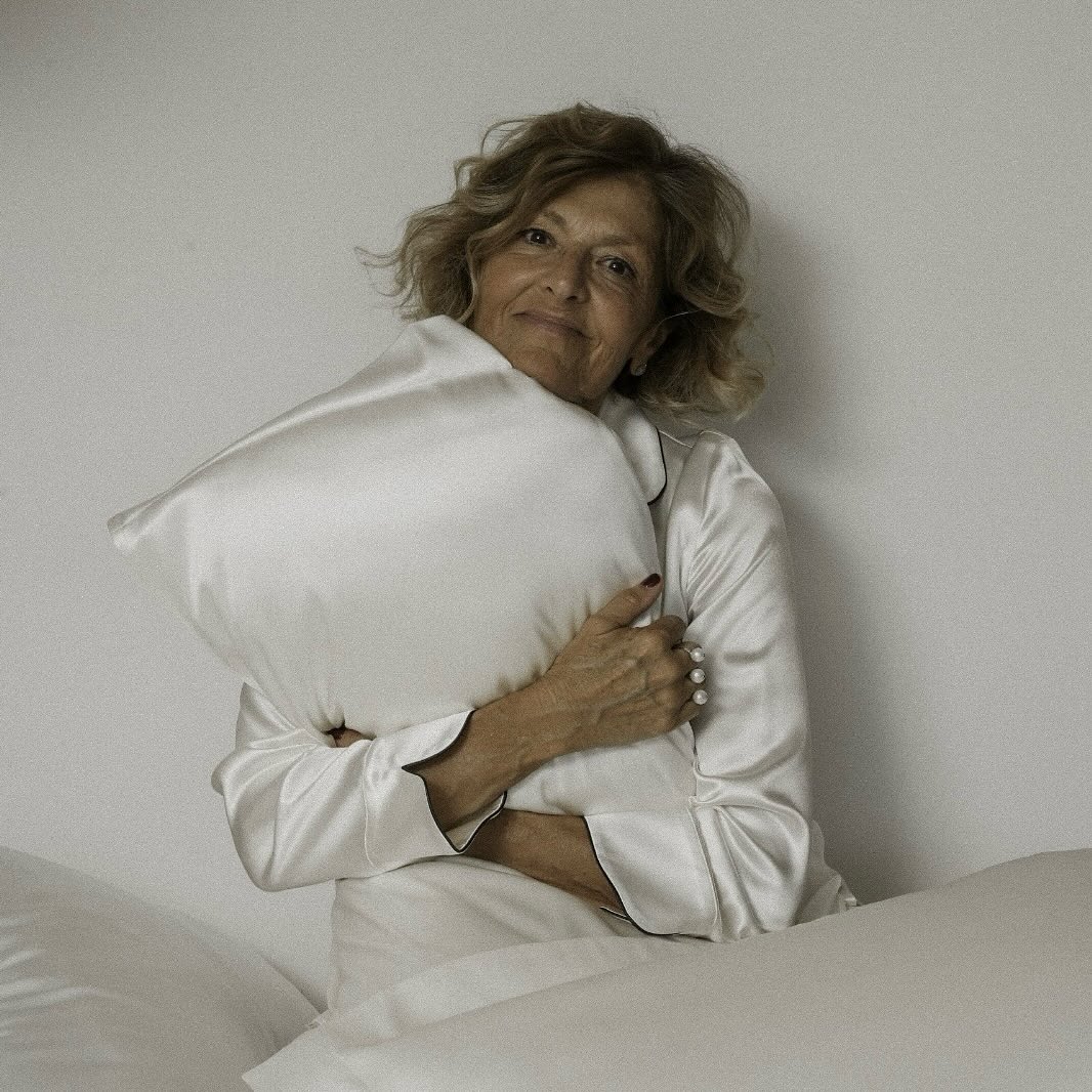 Io, quando mi suona la sveglia alle 7 ricordandomi che la lezione di Pilates Jump alle 7.30….mi sono iscritta e non so neanche cosa voglia dire “Jump”….ora però lo intuisco…e lo temo😱.
Sto troppo bene nel mio Silk Pijiama Chocolate Bianco con la federa in Seta Be_silk!!!
#sveglia #buongiorno #pigra #pijiama #vita #federa #seta #federainseta #wellness #befit #riposo #madeinitaly #handmade #pilates #fitwell