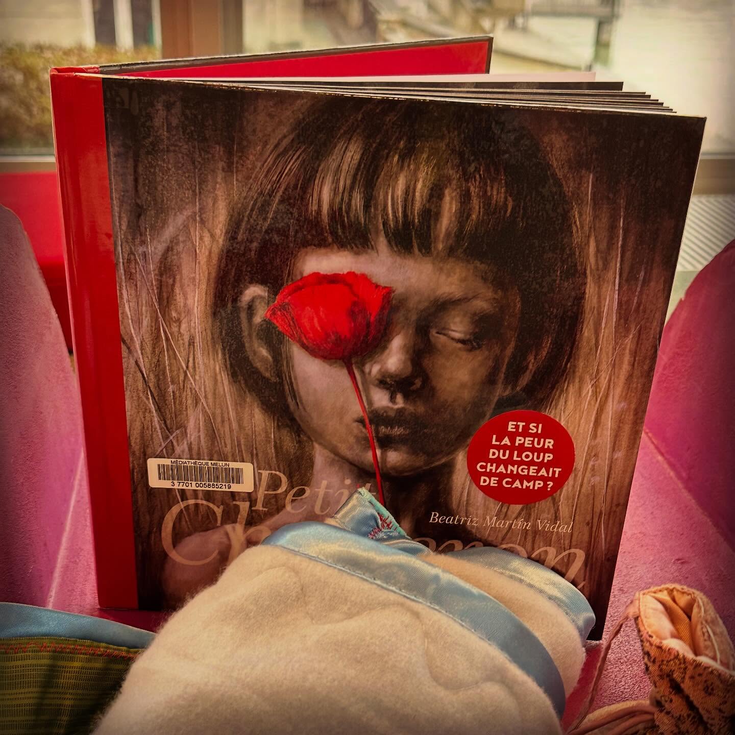 Et c’est reparti pour une année scolaire Graines de Conteurs.
Plaisir de retrouver les maternelles au fil de l’année pour évoquer LE TEMPS par la biais des contes.
Avec la super classe de @marinepouette
C’est quoi un conte ? Comment on raconte ? Avec du texte ? Juste des images : superbe album de @beatrizmartinvidal dont les petits ont aimé les extraits
En chantant ? Avec des marionnettes et du fil et une aiguille.
Tout est possible quand on raconte.
#grainesdeconteurs #conteuses #chaperonrouge #aufildelasemaine @cecilehudrisier #classematernelle #chat #souris @astrolabemelun #vismaviedebibliothécaire #bibliothecairejeunesse #mediatheque #actionculturelle #conteuse @ville_de_melun