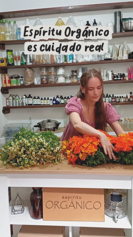 ¡Aquí no hay atajos ni promesas vacías!
Hay ingredientes vivos, seguros y efectivos que fortalecen, calman y regeneran. 🌼✨
A diferencia de la cosmética convencional, que suele priorizar la rapidez y la apariencia inmediata, eligiendo muchas veces ingredientes económicos para mejorar márgenes de ganancia… pero olvidando lo más importante: nuestra salud a largo plazo.
La cosmética orgánica y natural trabaja en sintonía con la piel, respetándola y nutriéndola con lo mejor que la tierra nos regala. 🌱💧
Porque para mí la piel no es un lienzo que “arreglar” a toda costa, sino un órgano que merece cuidado, respeto y amor.
Esa es la esencia de Espíritu Orgánico 🌿✨
#cosmeticanatural #natural #organico #artesanal #ecoamigable #cuidadofacial