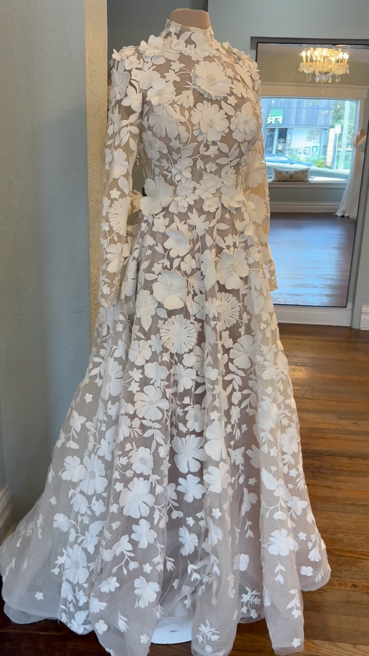 🍂 Fall in love all over again—this season’s gowns are ready to make your heart skip a beat. Book your appointment and say “yes” surrounded by all the autumn feels. 🤎✨