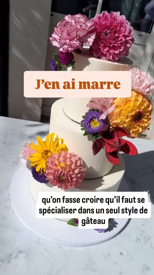 📣 On entend souvent : “Si tu ne proposes pas qu'un style unique, tu n’es pas une vraie cake designer.” Ou à l’inverse : “Si tu fais un peu de tout, tu n’es pas crédible.”
❌️Faux. Être pro, ce n’est pas être enfermée dans une case.
C’est :
– savoir s’adapter à son client,
– créer un style qui reflète sa personnalité,
– trouver un équilibre entre esthétisme, goût et faisabilité.
Bien sûr qu'il faut savoir respecter ses limites et ses envies mais ma valeur ajoutée, ce n’est pas de faire “toujours le même style de gâteau”, c’est d’avoir une signature reconnaissable même quand je varie les techniques.
📝Précision, finesse des saveurs, douceur et joie dans les échanges.
La spécialisation peut être un choix, mais ce n’est pas une obligation. Ce qui fait une pro, c’est la constance dans la qualité et l’expérience client.
Commente “gâteau ” si tu veux discuter du gâteau qui te ressemble