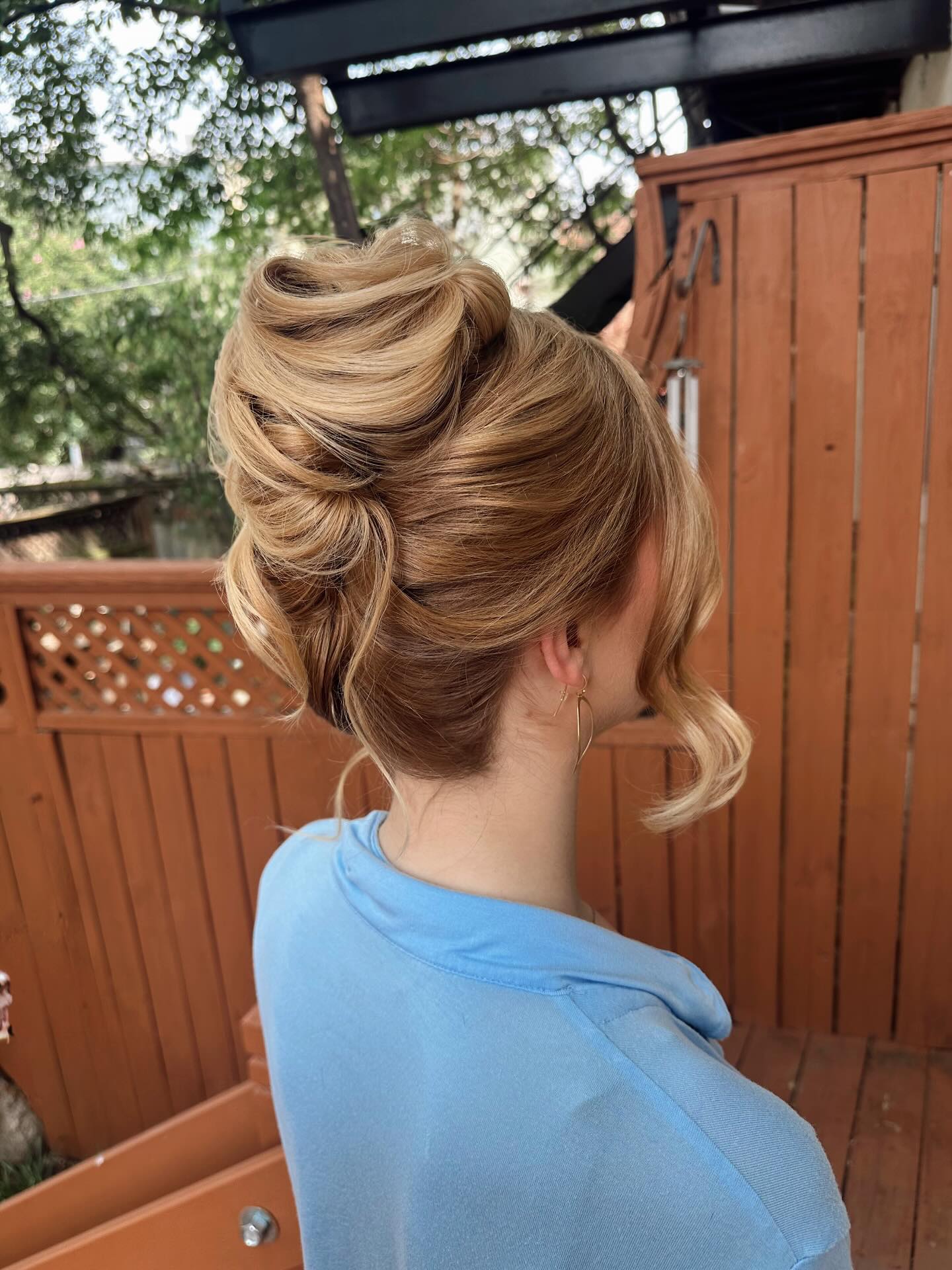 Saw this on my camera feed and wondered why I never posted this 😍
Bridesmaid updo for @beyondtheupdoteam