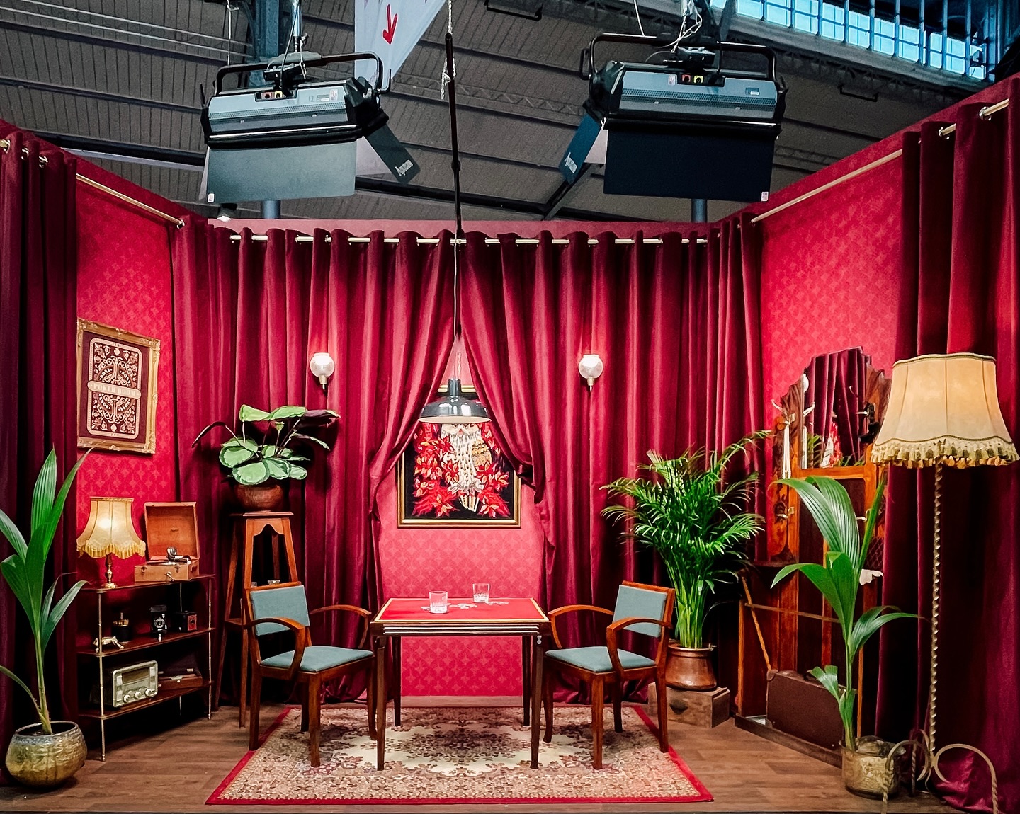 Alors que l’édition 2025 se prépare, retour sur le Salon de la Photo de Paris 2024 pour lequel Sony France nous a donné carte blanche dans la création d’une ambiance « Salon de jeux des années 20-30 ».
Merci @sony.france et @fabriceabuaf pour votre confiance !
@salondelaphotoparis
#decordestand #sony #sonyfrance #salondelaphoto2024 #decoration #sourcing #scenographie
#eventdesign #eventpros #eventdecor #privateevent #luxuryevents #luxurywedding #evenementiel #decorationvintage #decorsvintage #locationdecoration #locationvintage #locationdecorationvintage #locationmobilier #locationmobiliervintage #locationvaissellevintage #locationevenement #vintagerentals #weddingrentals #eventrentals #vintagedecoration #ecoresponsable #decorationecoresponsable #lescenographe