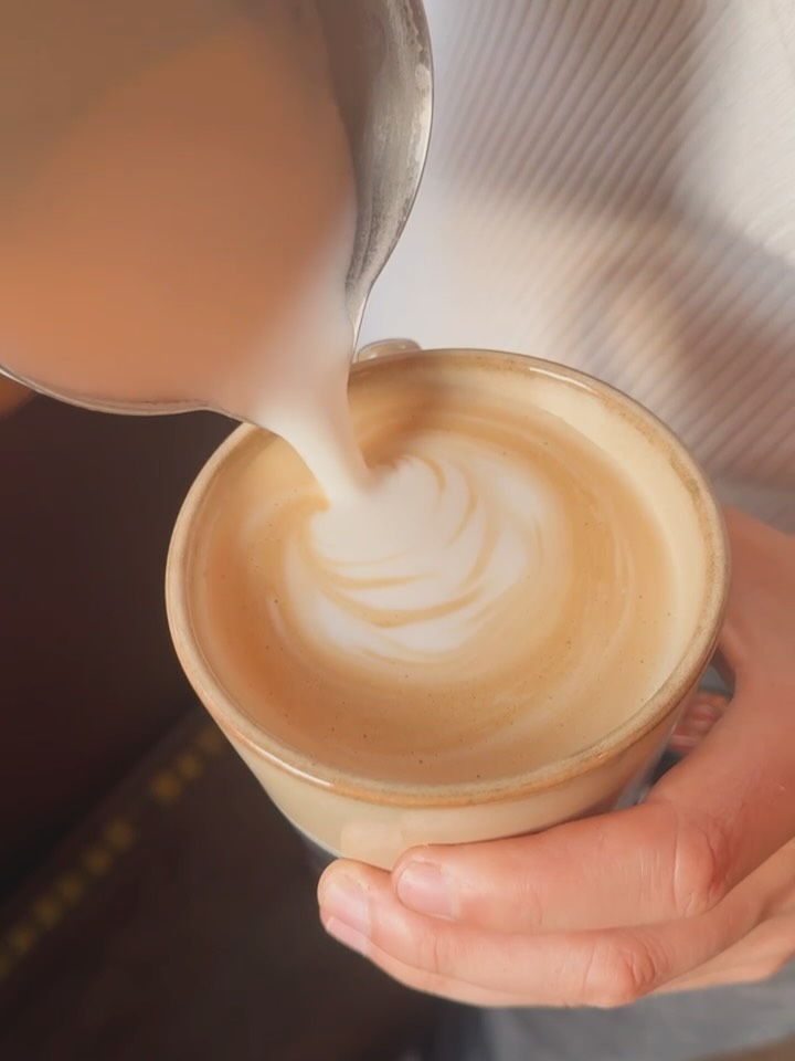 Coffee in the making ☕️
📷 @pur_und_echt_foto
#mobilebar #cooffeelover☕️ #coffeebar