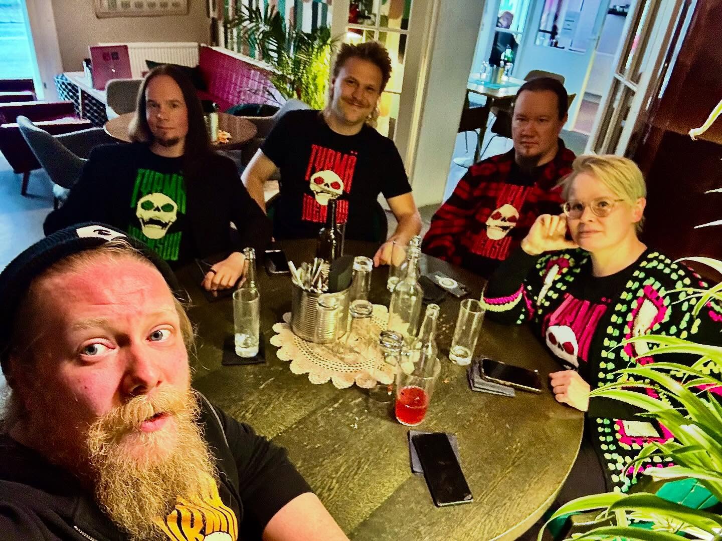 Vajaan vuoden verran kerkesi vierähtää aikaa kun “sain rohkaistua itseni ja heitettyä aloitteen itselle rakkaan asian äärelle!”. Nyt on sitten vuoden verran kerätty lisää rohkeutta ja kokemuspisteitä töiden ja pelien peluuttamisen (tälle vuodelle niitä on kertynyt 34) välissä ja on aika tason nousulle!
Pasi’s Fantastic Hobbies Oy tarjoaa pöytäroolipelikokemuksia yrityksille ja yhteisöille. Me ollaan viiden hengen joukko IT ja media-alan ammattilaisia joita kaikkia yhdistää rakkaus pöytäroolipeleihin sekä niihin liittyviin puuhasteluihin.
Me tarjotaan pelinjohtajapalveluita, harrastetyöpajoja joiden lisäksi järjestämme peli-iltoja ja tapahtumia kokemuksellisessa “Tyrmä Joensuu” pelitilassa joka sijaitsee Joensuun keskustassa!
Loppuvuosi meneekin sisältöjen, markkinoinnin ja muiden käytännön asioiden hoitamisessa että saadaan potkaistua hommat heti isosti käyntiin alkuvuodesta 2026!
Kiitos @hannunpelit, @rhubarbiegirrrl, @inaeterni ja @henri_jumppanen kun lähditte mukaan tälle jännittävälle matkalle. Olkoon se pitkä ja toiminnan täytteinen! Ollaan tästä ihan hiton innoissaan!
Odotellessa ota myös seurantaan tili @pasisfantastichobbies
Nähdään pelipöydässä!
#pasisfantastichobbies #tyrmä #tyrmäjoensuu #tyrmäjns #joensuu #jns #roolipelit #pöytäroolipelit #ttrpg #tabletoperoleplaying #tabletoproleplayinggames #pelitila