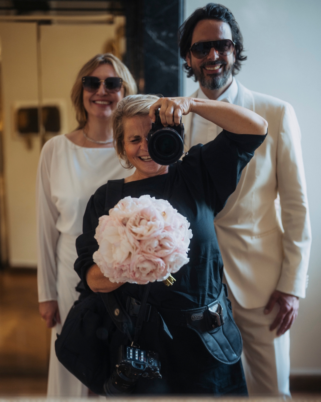 Bereits beim ersten Gespräch mit Simone spürte ich, dass dieser Tag etwas ganz Besonderes wird – wir fanden sofort zueinander, und das ist entscheidend für eine gelungene Begleitung. Im wunderschönen Schloss Bensberg feierten die beiden ihre Liebe im engsten Kreis von Familie und Freunden.
#schlossbensberg #liebe #hochzeitsfeier