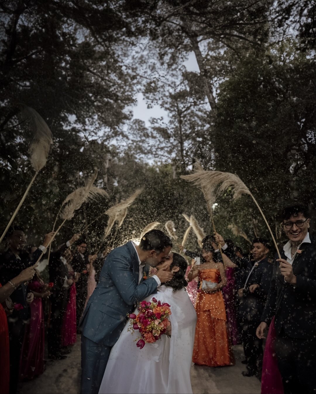 Title: Ana Beatriz & Marden
Release date: August 31st, 2025
Genre: Romantic Drama
Synopsis:
🇧🇷🇵🇹
Ana Beatriz e Marden são a prova de que o amor mais profundo muitas vezes fala baixo. Um casal doce, reservado. Mas a emoção deles transbordava em cada olhar e lágrima. E não foram poucas as lágrimas que rolaram no altar do Sítio Geranium.
Eles pensaram e organizaram cada detalhe do casamento. Na nossa primeira reunião, eles nos mostraram todo o moodboard de referências e a nossa cabeça era só: “Que honra e responsabilidade registrar um casal que se organizou tanto pra esse dia”.
Foi um dia para sentir, para chorar de felicidade e para testemunhar um amor que, em sua essência, é puro.
🇬🇧🇺🇸🇨🇦
Ana Beatriz and Marden are proof that the deepest love often speaks softly. A sweet, reserved couple. But their emotion overflowed in every glance and tear. And there were more than a few tears shed at the altar of Sítio Geranium.
They thought about and organized every detail of the wedding. In our first meeting, they showed us their entire mood board of references, and all we could think was: “What an honor and responsibility to capture the day of a couple who planned so much for this moment.”
It was a day for feeling, for crying tears of happiness, and for witnessing a love that, in its essence, is pure.
Cast & Crew:
👰♀️🤵♂️ @anabiazm @marden123m
📸🎥 @congiu.wedding
👩💼 @casoriomeu
📍 @sitiogeranium
💐 @veralidecor
🍽️ @floresefloresbuffet
💡 @illuminationfest
🎧 @kalebysomeimagem_djbrasiliadf
💄 @lyssabmakeup
👗 @santisnoiva
🎀 @ateliedandaraaaker
🍰 @ochurrosbrasilia
📸 @photoskombinadas
💍 @meadaruiva
🍬 @arteemflorforminhas