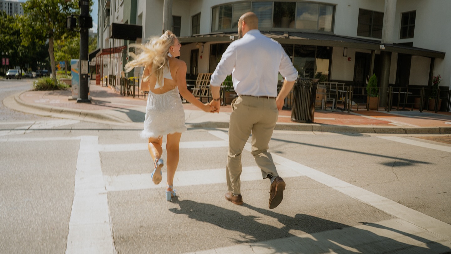 ✨this is your sign to elope if you were looking for one✨
3 reasons why 👇
cheaper than a traditional wedding
more dramatic 💁🏼♀️
plus you can still celebrate with your friends & family
📸 @tristanscammell
👗 @shop12thtribe
🏙️ Orlando, FL