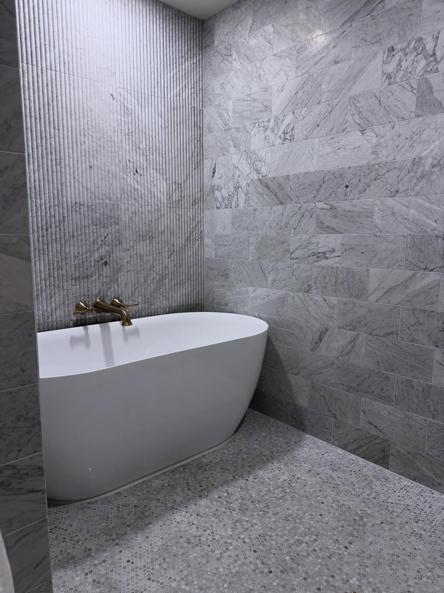 There is something about a master bath refresh 💙 this wet room with fluted marble 💙
#marblebathroom #masterbathroomdesign