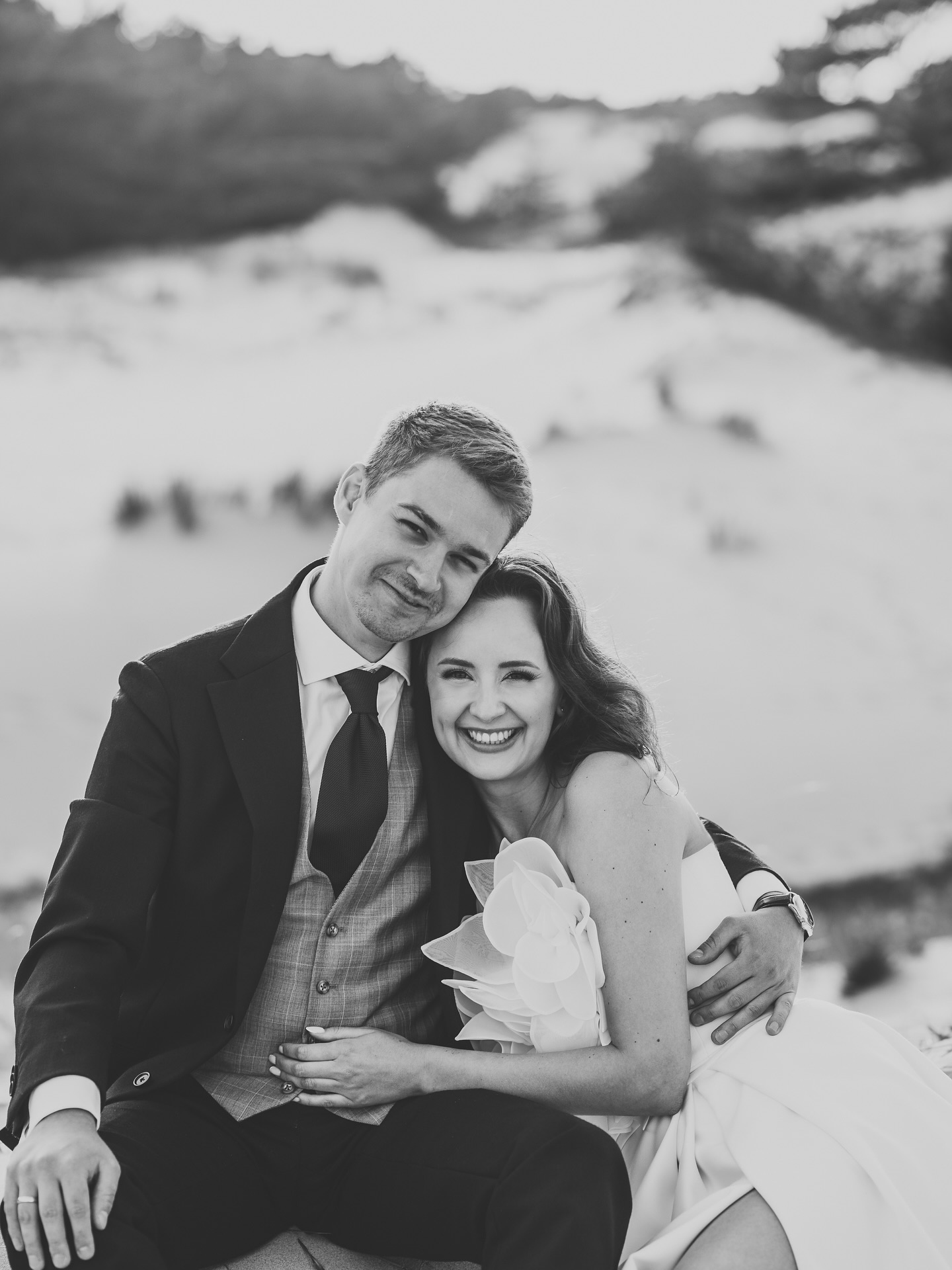 Miłość, szum fal i ONI 💙💙💙🌊〰️
#wydmyhelskie #sesjaslubna @aleksandra.make.up @martgalu