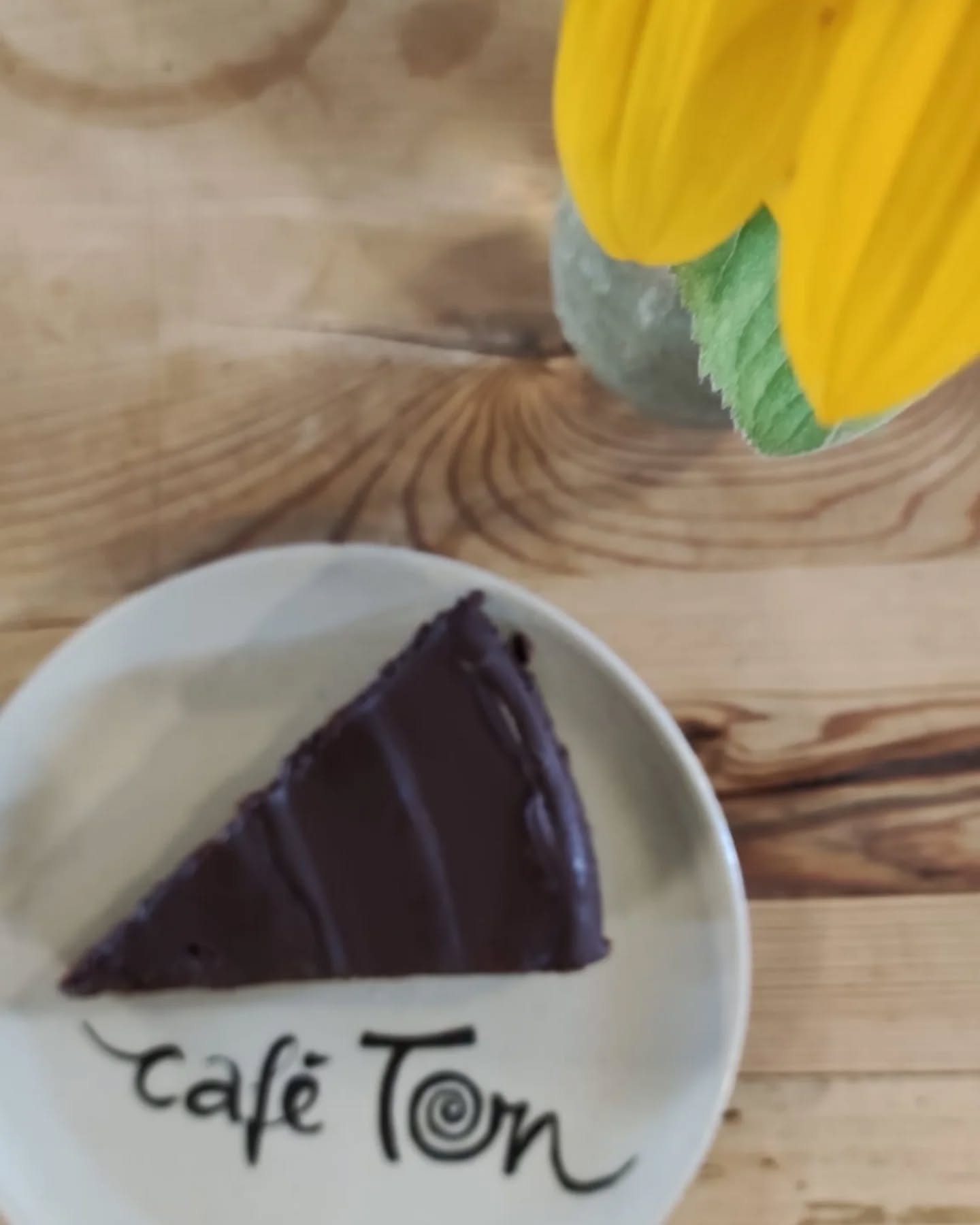 🍫 Schokotorte
❤️ Bei uns im café Ton gibt es jedes Wochenende ein wechselndes Angebot hausgebackener Kuchen und besten Barista-Kaffee!
☕ Die Öffnungszeiten & Veranstaltungen für den laufenden Monat findet Ihr
im Highlight "Aktuelles" hier auf Instagram und auf unserer website (link in der Bio).
Wir freuen uns auf euch! ❤️
#caféton #fabrikschleichach #keramikwerkstatt
#kaffeeliebe #kaffee #barista
#kuchenliebe #kuchen