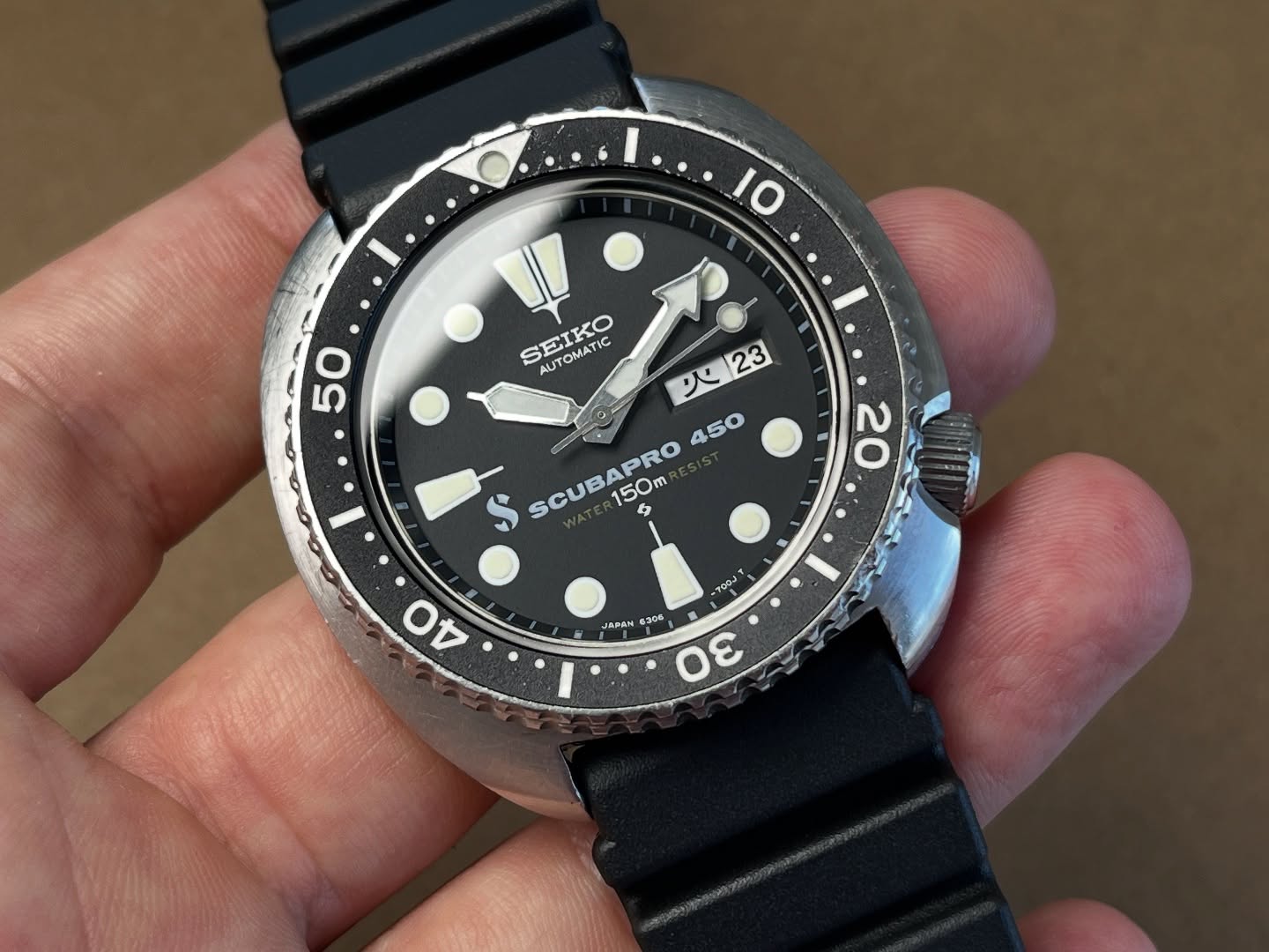 This exceptional Seiko 6306 SCUBAPRO 450 was produced in April 1979 as part of Seiko’s collaboration with the SCUBAPRO dive equipment company. A rare and highly sought-after model, it stands apart from the standard 6306-7001 thanks to two key features:
The “SCUBAPRO 450” text above “Water 150m Resist” on the dial
A change dial coding from 700LT on regular models to 700JT on all SCUBAPRO 450 editions
With extremely limited production, these watches have become a true prize for serious Seiko collectors. This example is 100% genuine and in outstanding condition.