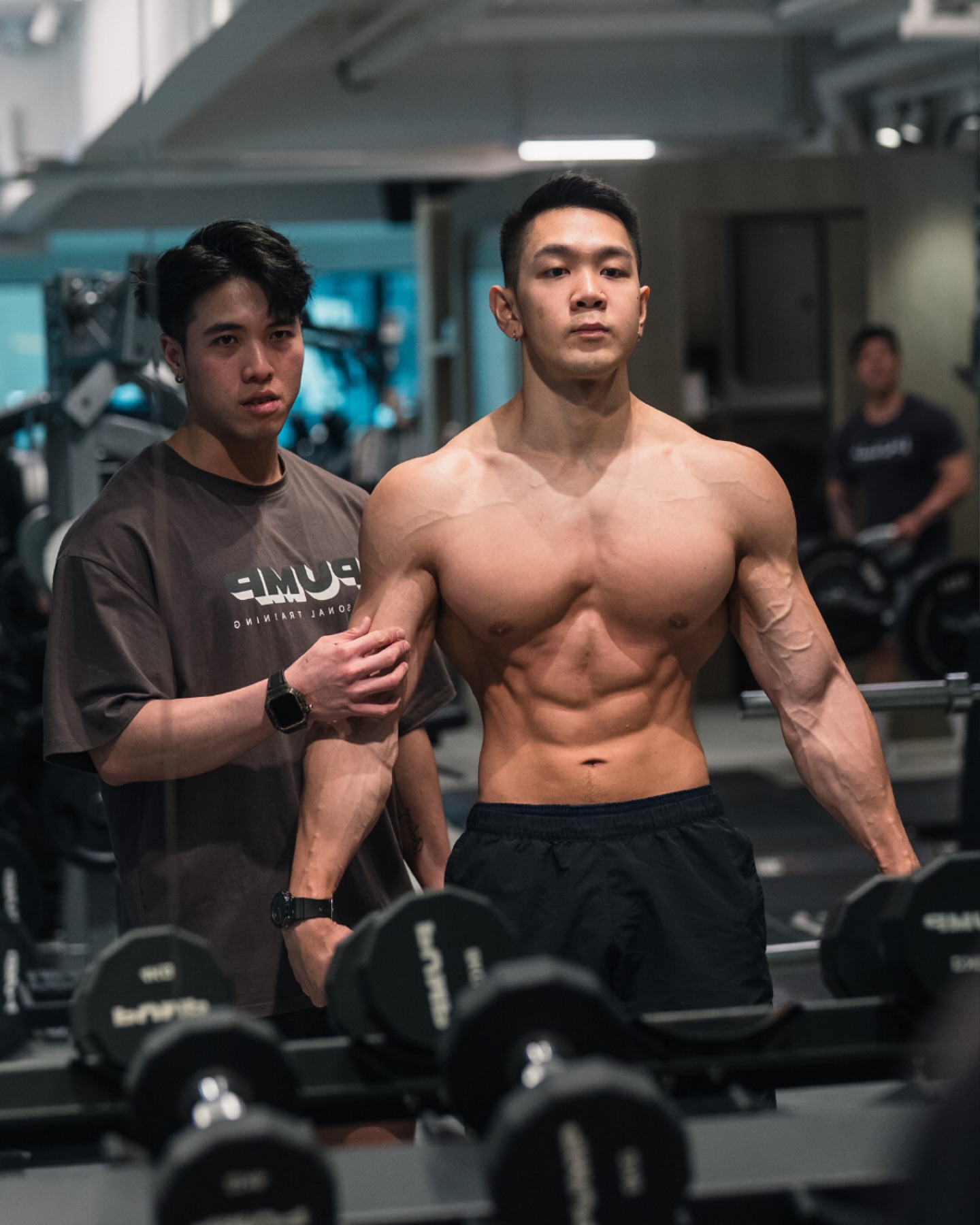 Most people think workouts drain energy. But Dave proved otherwise, with the right plan, effort turns into energy. Thanks to coaching, he’s now enjoying better oxygen flow, deeper sleep, and a steadier mood, making each nurse shift feel lighter.
不少人以為運動只會令身體更加疲累,然而,Dave 證明合適的訓練計劃能「產生」精力,在教練的專業指導下,投入的訓練化為增強的體能,心肺輸氧更佳、睡眠更深、更穩定的情緒,使每一更的工作均感輕鬆。
🏃♂️ 𝗦𝘁𝗮𝗺𝗶𝗻𝗮 耐力
Handles back-to-back nights and long ward hours without crashing.
Dave 現已能應付連續夜更及長時間巡房,不再迅速出現精力枯竭。
💪 𝗦𝘁𝗿𝗲𝗻𝗴𝘁𝗵 力量
A stronger core and posterior chain ease back fatigue.
後側肌群與核心顯著增強,長時間站立所引致的腰背疲勞明顯減少。
✨ 𝗖𝗼𝗻𝗳𝗶𝗱𝗲𝗻𝗰𝗲 自信
More focus, patience, and vitality. Beyond just looks.
日常精力切實提升,專注度更高、耐性更佳,生活更為充實。
Stop fighting tiredness. Build your engine like Dave, and power up your life here in Hong Kong. DM “ENERGY” to get the plan Dave used to turn effort into stamina.
毋須再與工作疲累周旋,仿效 Dave的成功案例,鍛鍊一個支撐香港生活節奏的健康狀態。立即私訊「ENERGY」,獲取與 Dave 一樣能夠把投入化為耐力的專屬計劃。
#PumpPT #PUMPTransformation #MyPumpTransformation #CentralHKFitness #HongKongPT #CentralGym #BodyTransformation #SustainableFitness #PersonalTrainingHK #FitnessMotivation #StrengthTraining