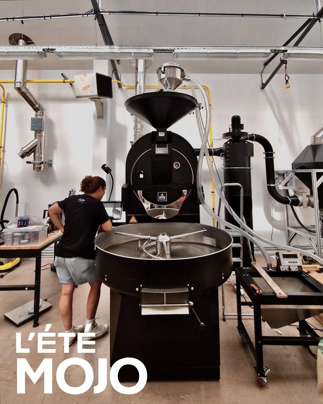 🌞 MOJO SUMMER 2025 🌞
Les coulisses d’un été flamboyant et bien chargé, entre travaux et café :
1. Notre nouvelle PROBAT P25, on est prêts 💥
2. Power Hiker for @nordarun w/ @frar_studio au @utmbmontblanc
3. Arrivée de notre petite P5 avec fantastique team @cafepiha_bordeaux @hangar5cafe
4. le combo mangofloat + espresso chez @galicafeparis <3
5. Peinture à la main de nos tuyaux de gaz
6. MOJO delivery
7. les beaux shots du @cafeducycliste_paris @cafeducycliste
8. première formation à l’école MOJO 🌟
9. Moving stuff
10. Juliette championne 🥉
11. Arrivée de la P25. Ça passe ? Oui !
12. @seikeseike_ au BHV Marais au mois d’août 🤩
13. arrivage de notre palette du Viêt Nam, coming soon 👀
14. le premier batch à l’atelier