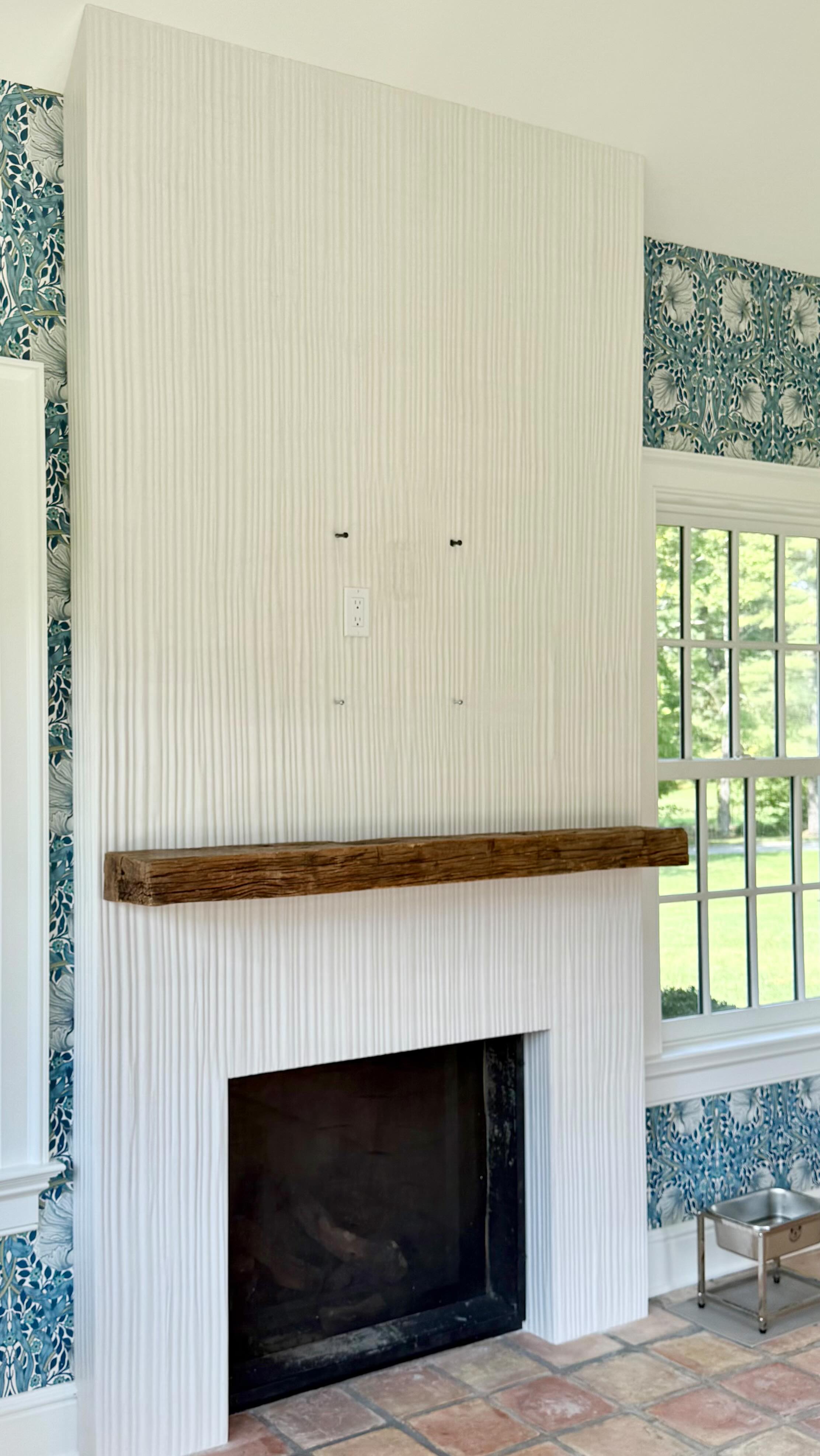 Beautiful organic plaster texture that allows variation in the linear pattern. We applied this texture using a Marmorino plaster tinted to this beautiful and soft color.
#interiordesigninspiration #luxe #plaster #fireplacedesign #greenwichct