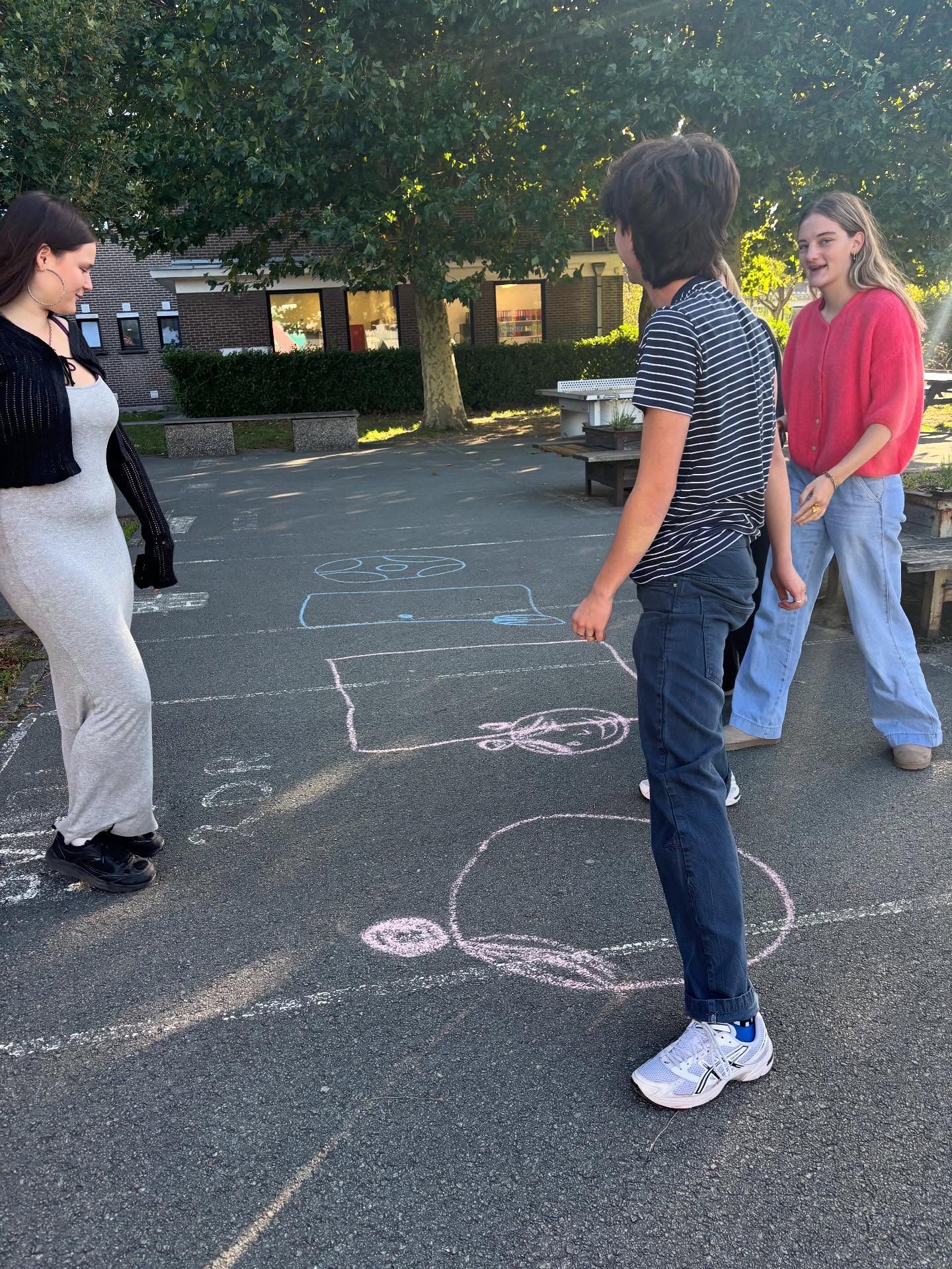 📚✨ Leren leren… ook in de derde graad!
Door zelf schema’s en pictogrammen te maken, ontdekken onze leerlingen hoe schematiseren en visualiseren hen helpt de leerstof écht te begrijpen. 💡
Een waardevolle vaardigheid die ze zeker meenemen naar het hoger onderwijs! 🚀🎓
#LerenLeren #DerdeGraad #Studietips #Visualiseren #Schematiseren #Onderwijs #Toekomstgericht #einsteinatheneum #uitdagendcreatiefkritischbetrokken