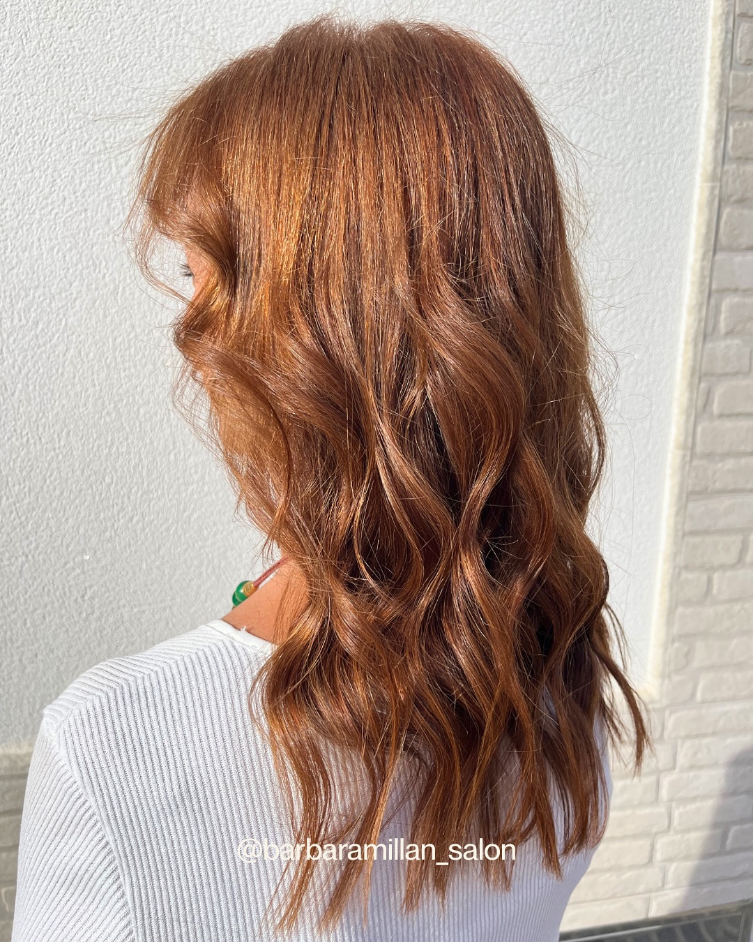 ✨ Cuidar el color también es mimar tu melena ✨
En este trabajo realizamos una coloración Sassoon en raíz para cubrir canas de forma natural, y en medios y puntas aplicamos un tratamiento de Shien que aporta pigmento, uniformidad y mucho brillo.
El resultado: un color más equilibrado, luminoso y sin rastro de tonos oxidados tras el verano. Todo ello sin necesidad de usar amoníaco, respetando al máximo la salud del cabello.
En Bárbara Millán Salón, en Dos Hermanas, trabajamos con técnicas y productos profesionales que cuidan tu melena mientras logramos el resultado que buscas: naturalidad, brillo y un color impecable.
📲 Reserva tu cita por mensaje directo, en el link de la bio (seleccionando “pago en el centro”) o al 📞 954 047 777.
📍 C. Divina Pastora, 72 – Dos Hermanas, Sevilla
Bárbara Millán | Salón de belleza
