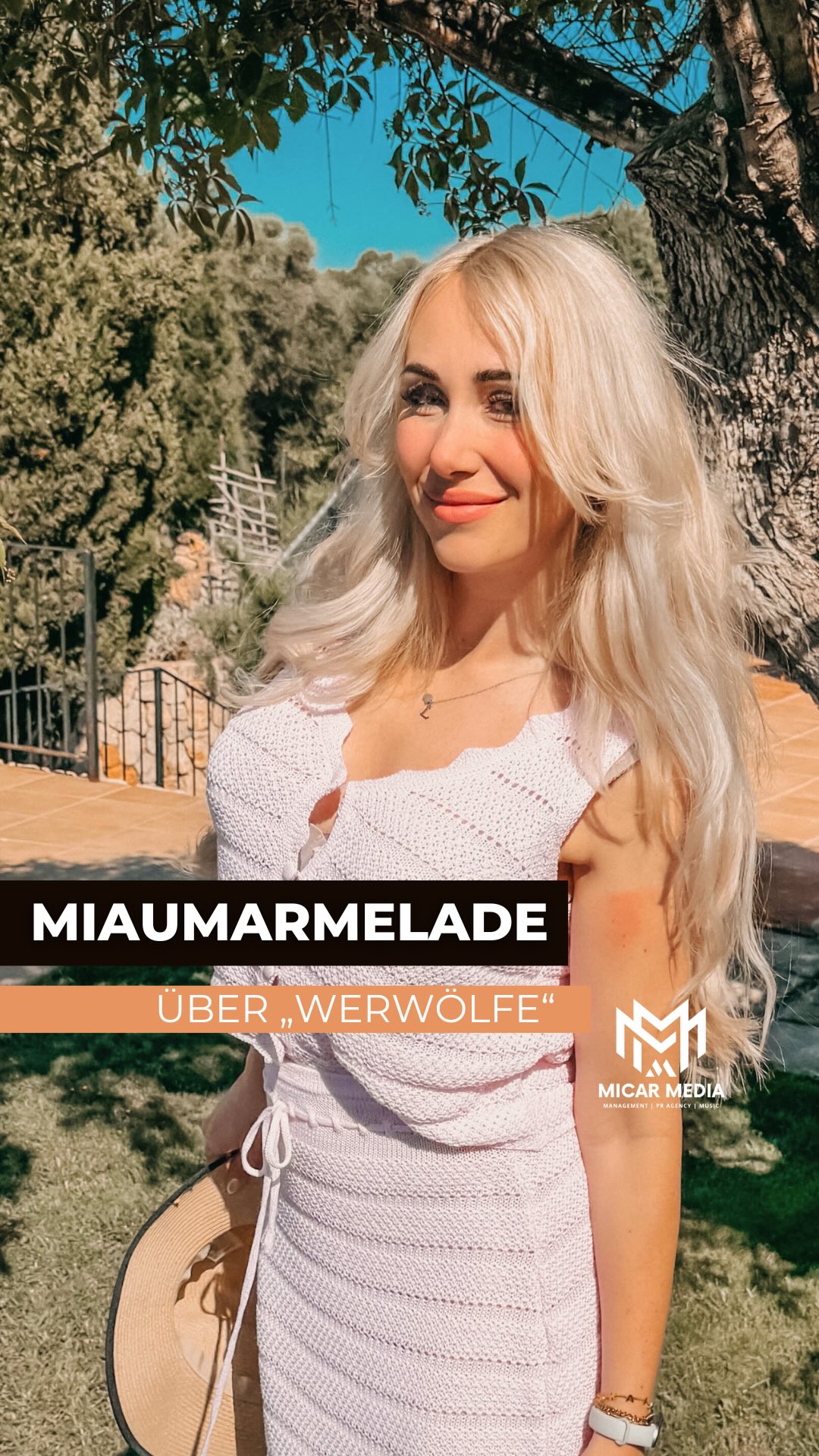 Wer lügt, wer überlebt? 🌑✨🐺 Tief im Herzen eines geheimnisvollen Waldes startet die neue Reality-Show „Werwölfe – Das Spiel von List und Täuschung“. 13 Spielende ziehen in ein Dorf, doch drei von ihnen sind heimliche Werwölfe – und jeder Tag wird zum Spiel aus Manipulation, Intrigen und Vertrauen.
Mit dabei: unsere MICAR MEDIA Künstlerin @miaumarmelade , die ihre Community nun auch im TV begeistert. 🎥
Prominent begleitet von Michael Kessler als Erzähler – ein Format, das Spannung und Nervenkitzel garantiert.
📺 Seit 25. September 2025 exklusiv in der @ardmediathek
Mehr zu unseren ARTISTS: www.micar-media.com (Link in der Bio.)
📸 Video: @micarmedia
#MICARMEDIA #Miaumarmelade #Werwölfe #iTV #RealityShow #ARDMediathek #Premiere #ListUndTäuschung #SpannungPur #TVStart2025 #NeueShow #MichaelKessler #Manipulation #Intrigen #Düsterwald #DasErste