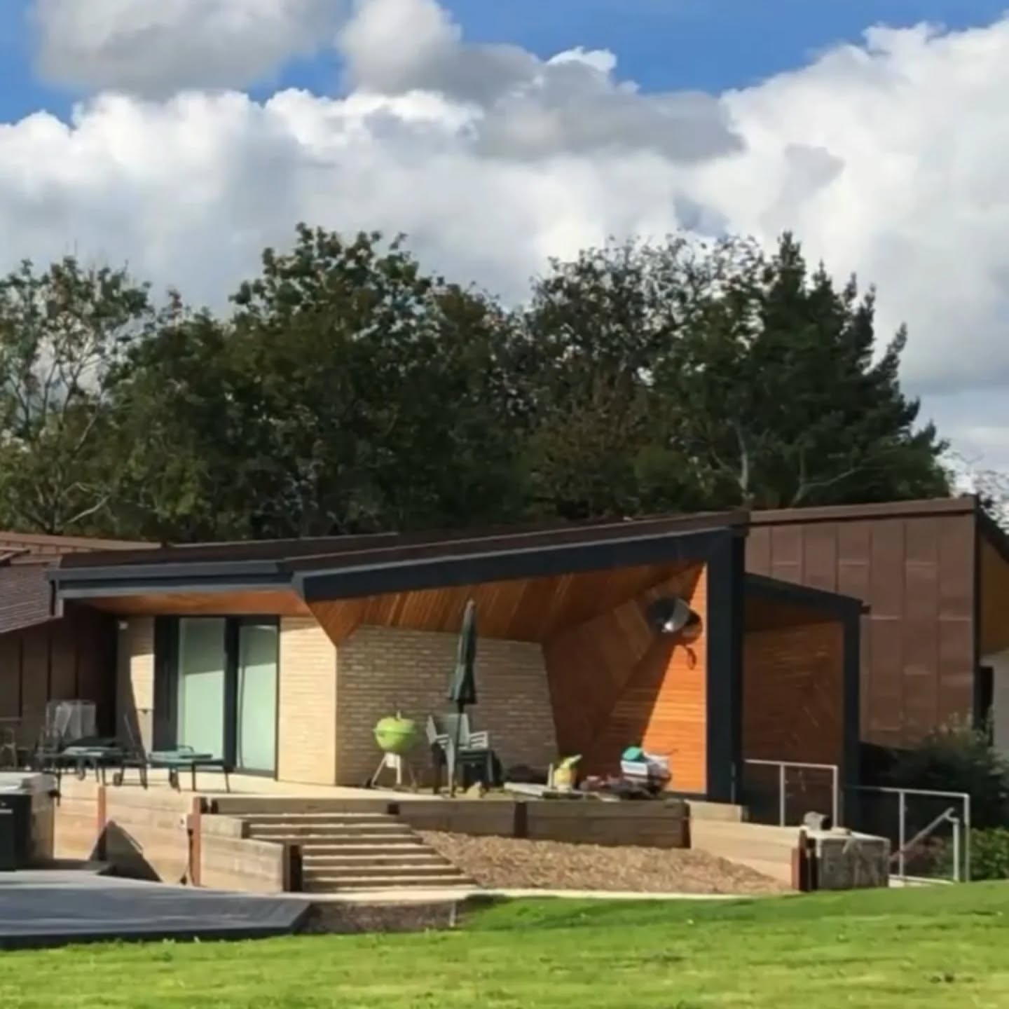 This Saturday 27th September, homes and gardens in Hassocks & Ditchling will be part of Eco Open Houses & Gardens 2025, a free community event showcasing how local people are making their homes more energy-efficient and their gardens more wildlife-friendly.
It’s a great chance to step inside, see real solutions like solar panels, insulation, heat pumps, glazing ideas and wild gardens, and chat directly to those who’ve made it happen.
📅 Saturday 27th Sept – Hassocks & Ditchling
🌿 Free entry (some homes require advance booking for guided tours)
📖 Download the brochure for maps, timings and booking links:
https://ovesco.co.uk/event/eco-open-houses-gardens-2025/
We’d love to see you there and please do share with anyone you think might be interested!
@ovescocic
#EcoOpenHouses #Passivhaus #sustainableliving #eastsussex #westsussex #hassocks #ditchling #climateaction #ovesco #openhouse #SustainableDesign #solarpower #batterystorage #evcharger