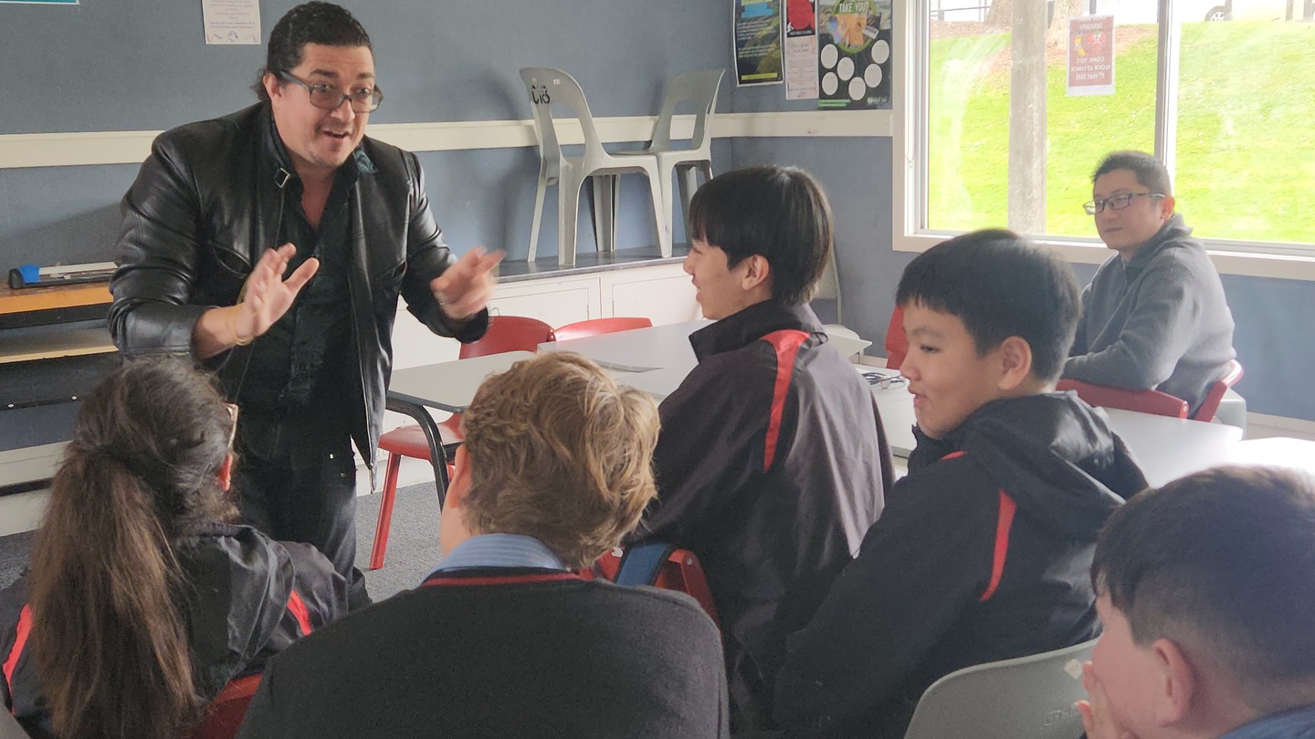 What a fantastic afternoon we had running a workshop for a high school magic club alongside @brentmac2025 and @magicmonaandfriends!
We kicked things off with a mini performance, then shared presentation tips and performance techniques. The students were absolutely mesmerised – full of positive energy and a real love for the magical arts.
It was something different, fun, and inspiring for all of us.
Did you know? We also offer engaging and educational workshops for all ages. Curious? Get in touch and let’s make some magic together!