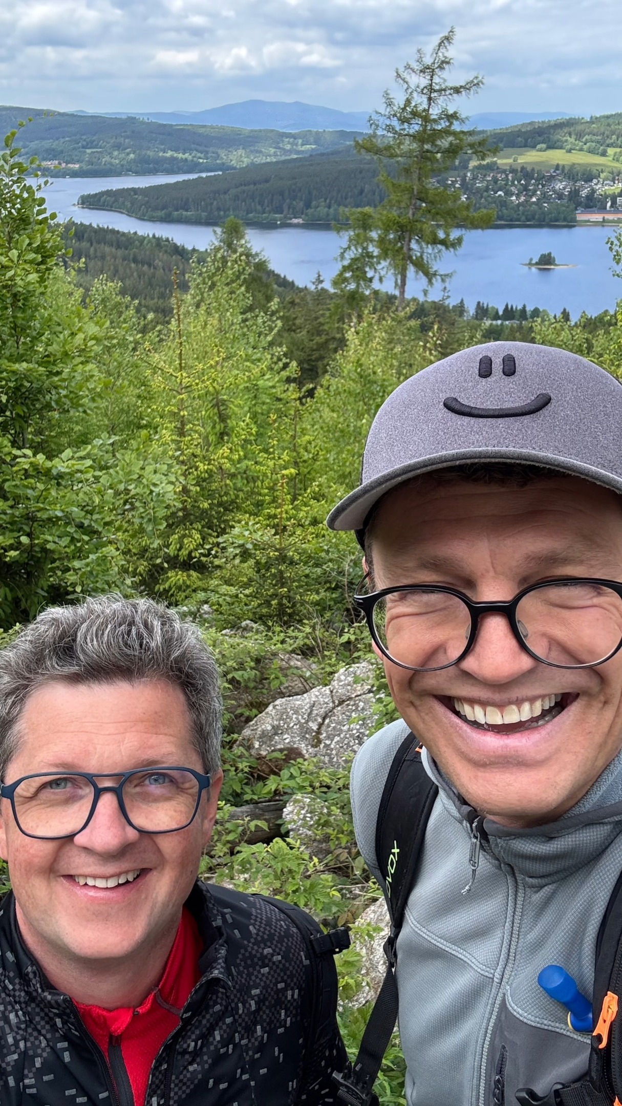 👣 Ein Erlebnis-Geh-Spräch ist keine „Beratung" - es ist ein gemeinsames Unterwegssein – man redet, denkt nach, teilt Gedanken. Und plötzlich entstehen neue Blickwinkel. 🔥
Ich war mit Michael Lindner @lindner1983 einen Tag lag unterwegs – vielen bekannt als ehemaliger SPÖ-Chef und Landesrat in OÖ. Seine Entscheidung, der Politik den Rücken zu kehren, ging durch die Medien – jetzt geht er neue Wege und das hat meinen größten Respekt!
🎒Aufmerksam wurde Michael über zwei ungewöhnliche Wege:
🌅 die #SonnenaufgangsChallenge (siehe Story-Highlight)
🃏 das Bucketlist Kartenspiel im @hotel.guglwald bei @alexpilsl
Und so sind wir gemeinsam aufgebrochen – ins tschechische Niemandsland, das mehr ist als geografisches Off. Eine stille Idylle, in der spannende Fragen Raum finden. Und jede Frage führt zu einer Antwort – und diese wieder zu einer Frage. Und schon ist man im Erlebnis-Geh-Spräch.
💡 Wir haben über Perspektiven gesprochen, über Umstieg, Ausstieg und Zukunft, über das Zusammenspiel von Verantwortung, Sinn – und Mut. Ich durfte meine Erfahrungen aus meiner 100-Tage-Auszeit teilen, und bin gespannt, was daraus entstehen wird. ✨
Und manchmal beginnt so ein neuer Blickwinkel ganz einfach – beim Gehen.
Auch ich nehme viel mit. Und politisch ist mir wichtig zu sagen: Ich habe keine Ambitionen in diese Richtung – aber ich wünsche mir, dass alle Farben zusammenspielen. Weil es nie nur eine Sichtweise gibt – und weil es am Ende um gute Lösungen für Menschen und Zukunft geht.
Ich freue mich, wenn mir Michael danach schreibt: "Im Vorwärtsgehen die neuen Wege entdecken - beim Erlebnis-Geh-Spräch war Thomas ein idealer Sparringpartner und innovativer Zündler. Ohne vorher zu wissen, was das genau wird, weiß man nachher umso besser, was bleiben wird!" - DANKE!
#BucketlistSchmied #ErlebenisGehSpräche #MindsetShift #VomErlebnisZumErgebnis