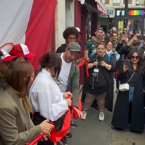Supporting the #italiancommunityinlondon Amzing to see a new project starting!
Inaugurazione de All’Antico Vinaio London 🥰 Ho avuto il piacere di scambiare due chiacchiere con lui e la moglie: persone squisite, genuine e visibilmente emozionate per questa nuova avventura. Quando la passione per ciò che si fa è così evidente, è lì che nasce la vera qualità. Un bellissimo esempio di cuore e dedizione!
#london #allanticovinaio #welchomeinternational #propertyfinder #buyingagent #italiancommunity
#soho #soholondon #soholondon🇬🇧