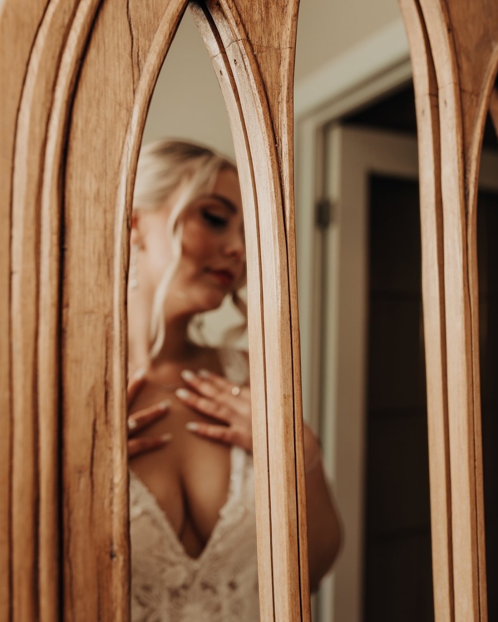 A peek into the girls getting ready portion of a wedding day, with Lauren + her girls 🤍
#chathamkentphotographer #chathamkentweddings #chathamkentphotography #londonontariophotographers #ivyspencer #ivyspencerlondon #ldnontphotographer #unscriptedposingapp #unscriptedphotographers