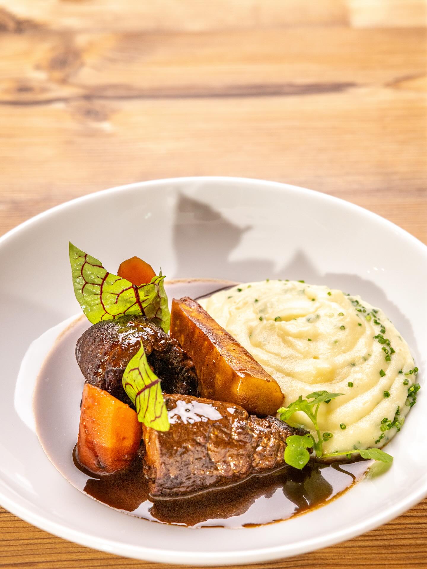 Rindsroulade, wie sie sein soll.
12 Stunden gegart – butterzart und voller Geschmack. Serviert mit cremigem Butterpüree und kräftiger Schmorjus.
👉 Bodenständige Küche, gekocht mit Handwerk & Herz. Reserviere jetzt deinen Tisch bei uns. Wir freuen uns auf dich! 🤗
#holzhütte #leibnitz #leibnitzaktuell #neuesausderregion #südsteiermark #suedsteiermark #visitsuedsteiermark #visitsüdsteiermark #gasthaus #restaurant #wirtshaus #seggauberg