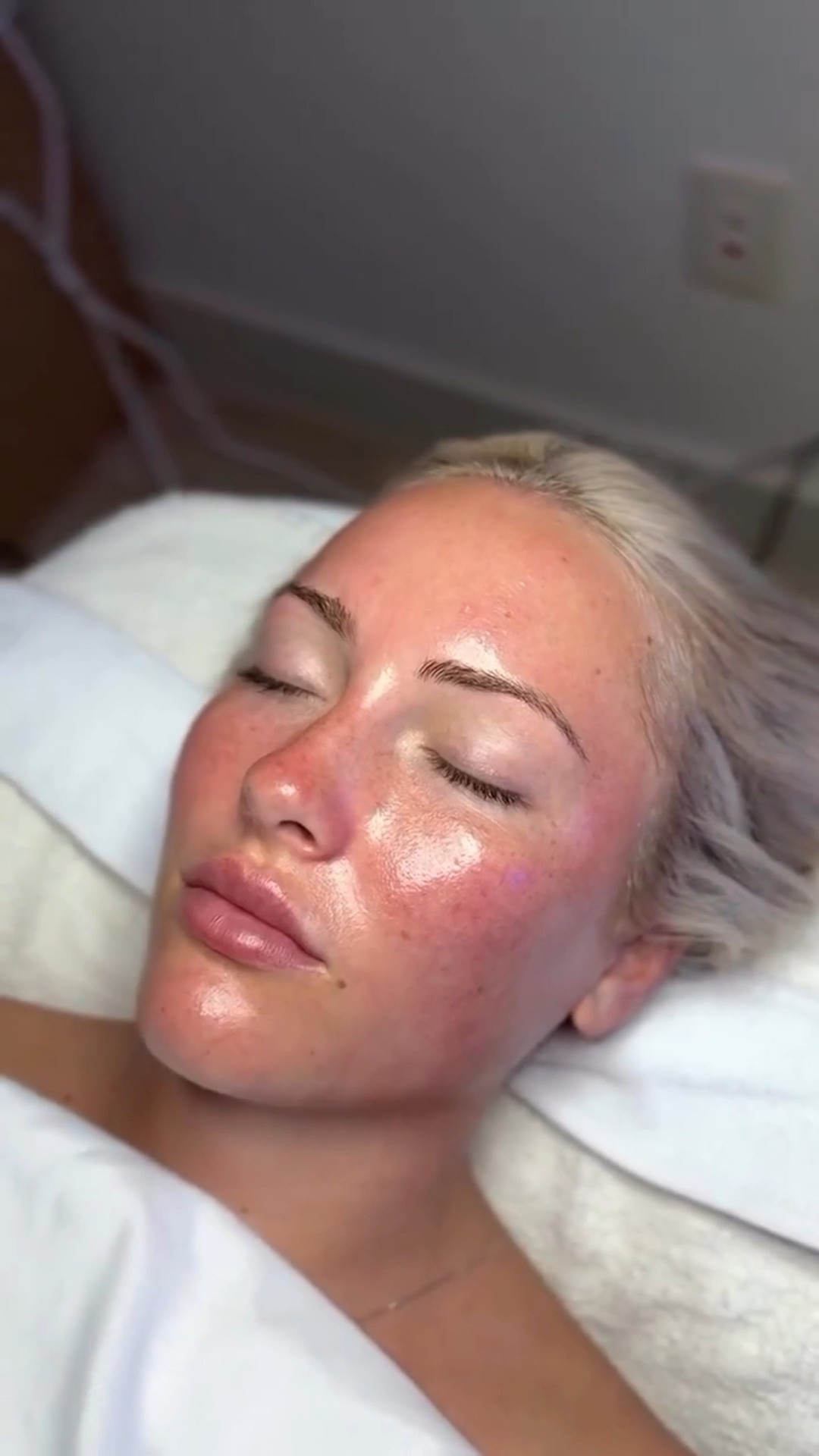 ✨ Hydrafacial = Glass Skin + Confiance en soi ✨
Nettoyer, exfolier, hydrater… et révéler votre éclat naturel en une seule séance.
Chez l’Institut C, on adore ce teint ultra-lumineux, lisse et uniforme qui booste instantanément la confiance 🤍
Dans ce reel : un soin complet, un glow immédiat… et ce petit sourire en plus à la fin
📍 Institut C – Lyon
📞 06 86 16 85 71
#institutclyon #hydrafacial #glassskin #confianceensoi #soinglow #beauteenete #glowingskin #medecineesthetique #lyonbeaute #institutdebeaute #glowconfidence