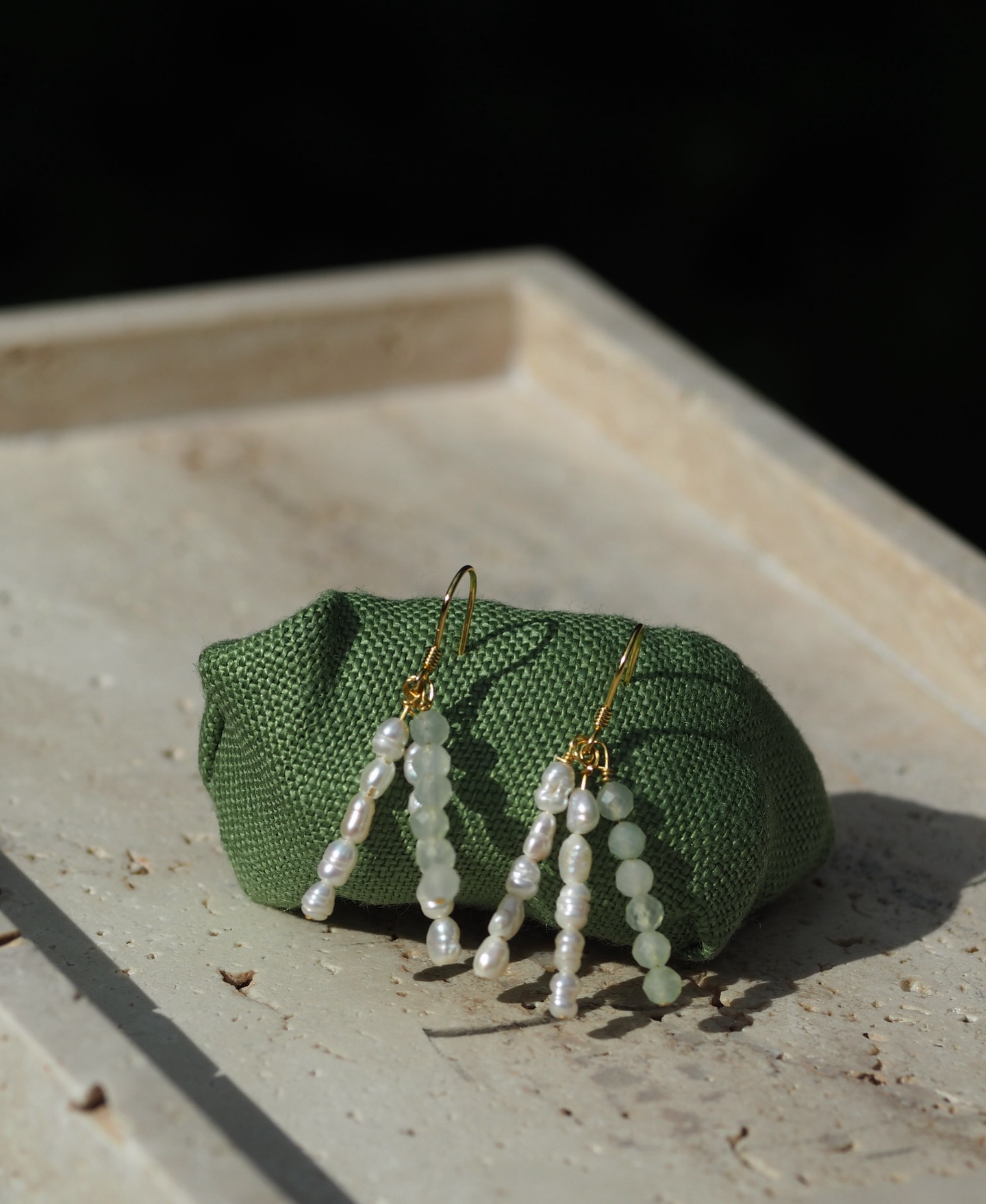 MIRA 💚 die perfekt Kombination aus Jadestein und Süßwasserperle!
#schmuck #herbst #ohrring #local #trend #shoplocal #smallbusiness #jewellery #perlen
