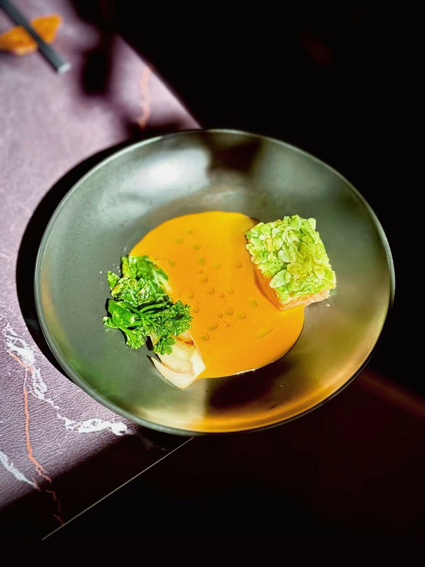 【Baiser de Braise • Écailles de Thon】
🐟✨ Thon aux écailles de riz croustillant — un plat qui mêle finesse et mémoire.
Le thon cru se pare de grains de riz gluant vert, délicatement disposés comme des écailles vivantes, offrant un croquant surprenant à chaque bouchée 🌊.
L’âme du plat ? La sauce au piment rôti (shàojiāo) 🌶️🔥.
Née d’un geste ancestral — jeter les piments sur les braises pour libérer leur parfum fumé et profond — elle garde la chaleur des cuisines paysannes, aujourd’hui sublimée dans un écrin gastronomique 🍽️.
Entre tradition et modernité, chaque saveur raconte l’intensité d’une terre ardente et vivante 🌏
Reservation: www.bistrowu.com
#FineDining #HauteCuisine #FusionFood #CuisineChinoise #Gastronomie #ChefCreation #FoodArt #SeasonalCuisine #LuxuryDining #FoodExperience #ModernCuisine #SpicyFoodLovers #GourmetLife #FoodieJourney #epicurean #aix #aixenprovence #aixmaville #aixenpce #aixenprovencetourism #aixenprovencesortie #aixmarseille #aixcommerce